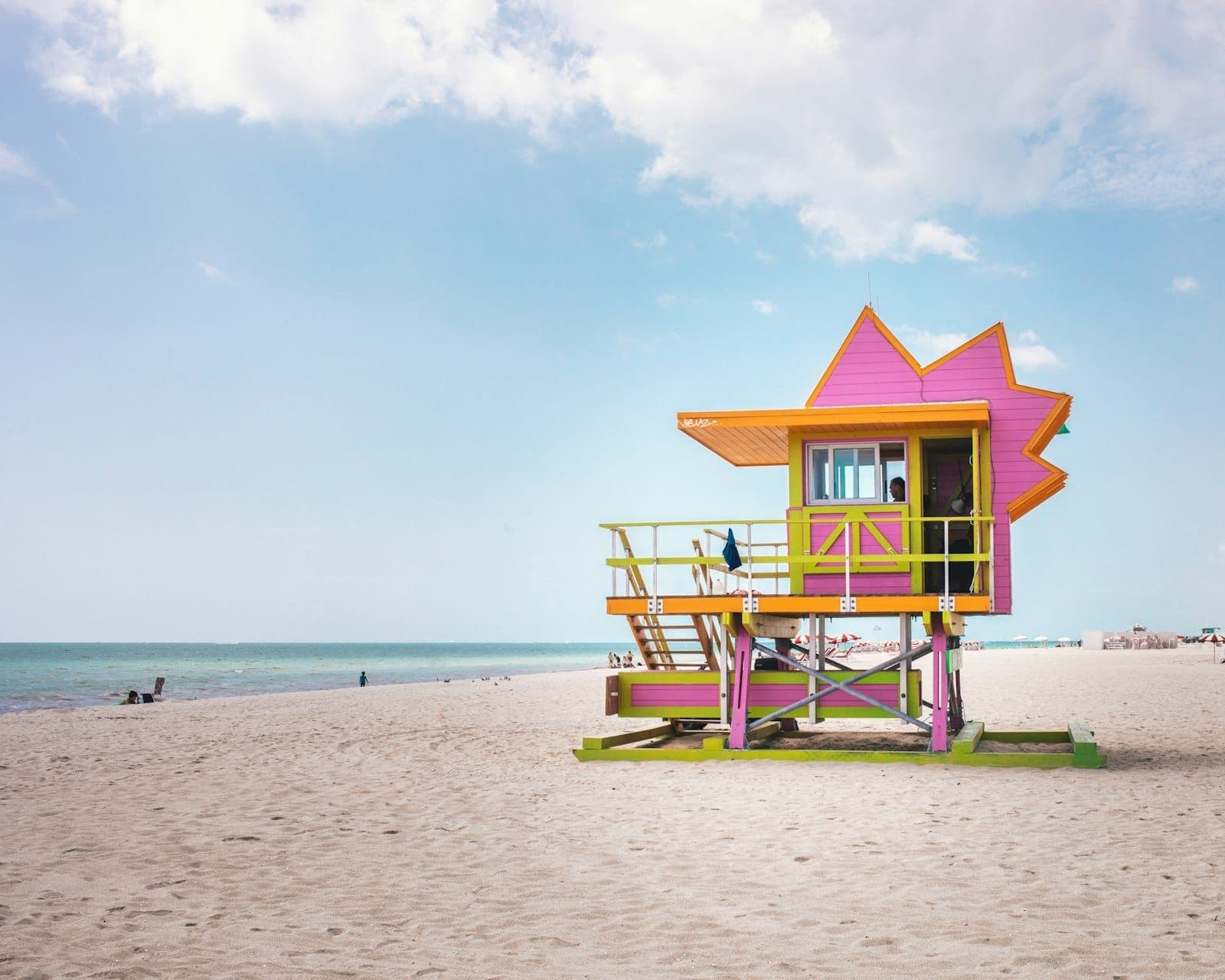 Tour de sauveteur aux couleurs vives sur la plage de sable de South Beach avec ciel bleu et océan à Miami.