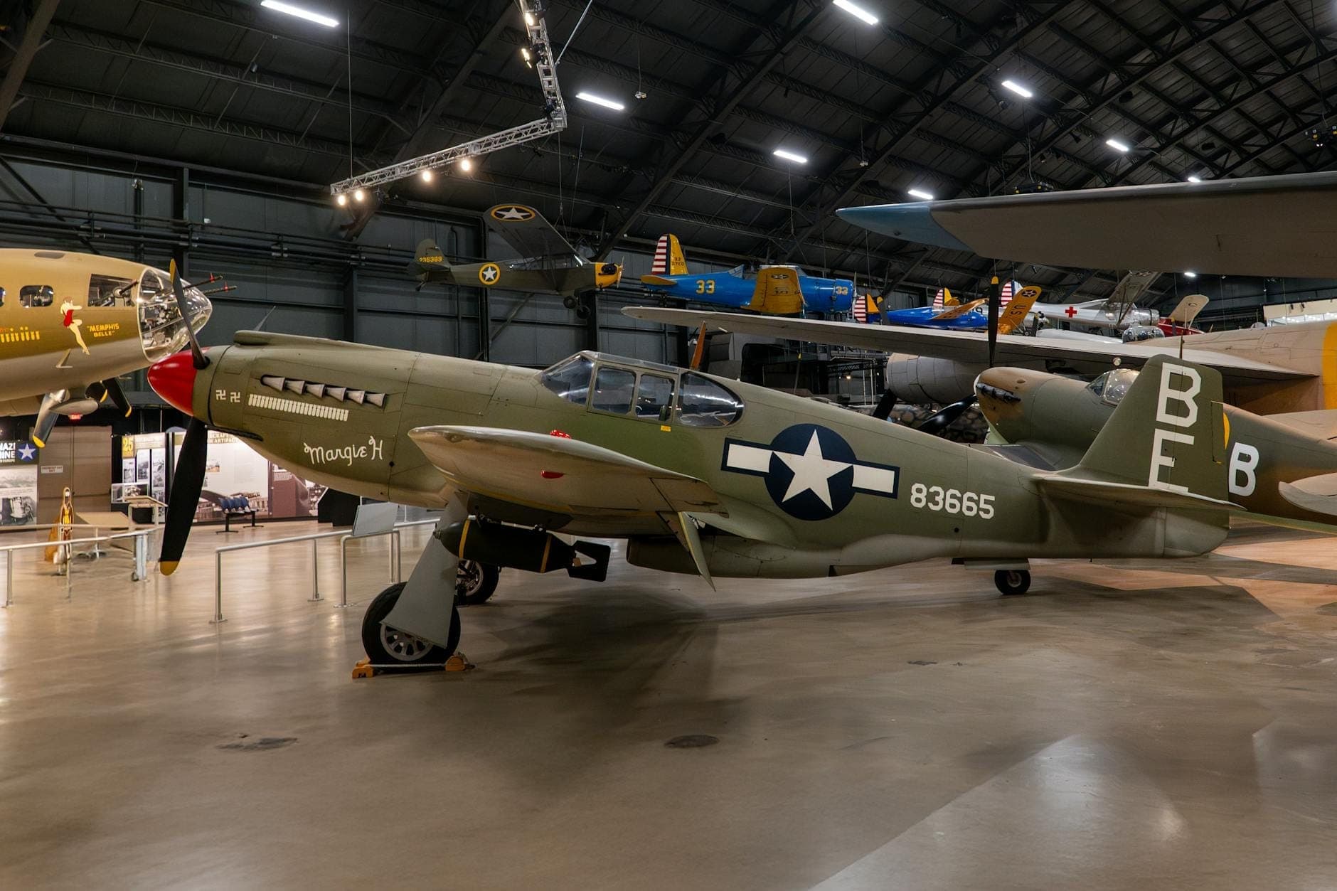 Restauriertes Kampfflugzeug aus dem Zweiten Weltkrieg, ausgestellt in einem Innenraum des National WWII Museum in New Orleans