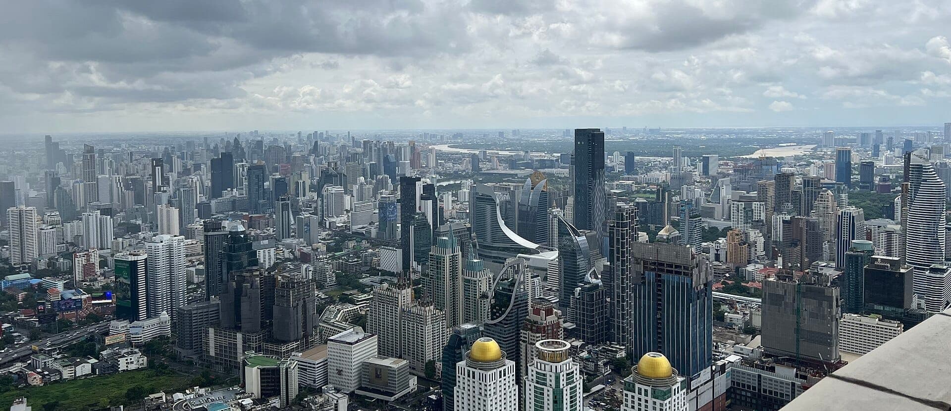 Vue panoramique de Bangkok depuis l'observatoire Baiyoke montrant la skyline dense et les gratte-ciels modernes
