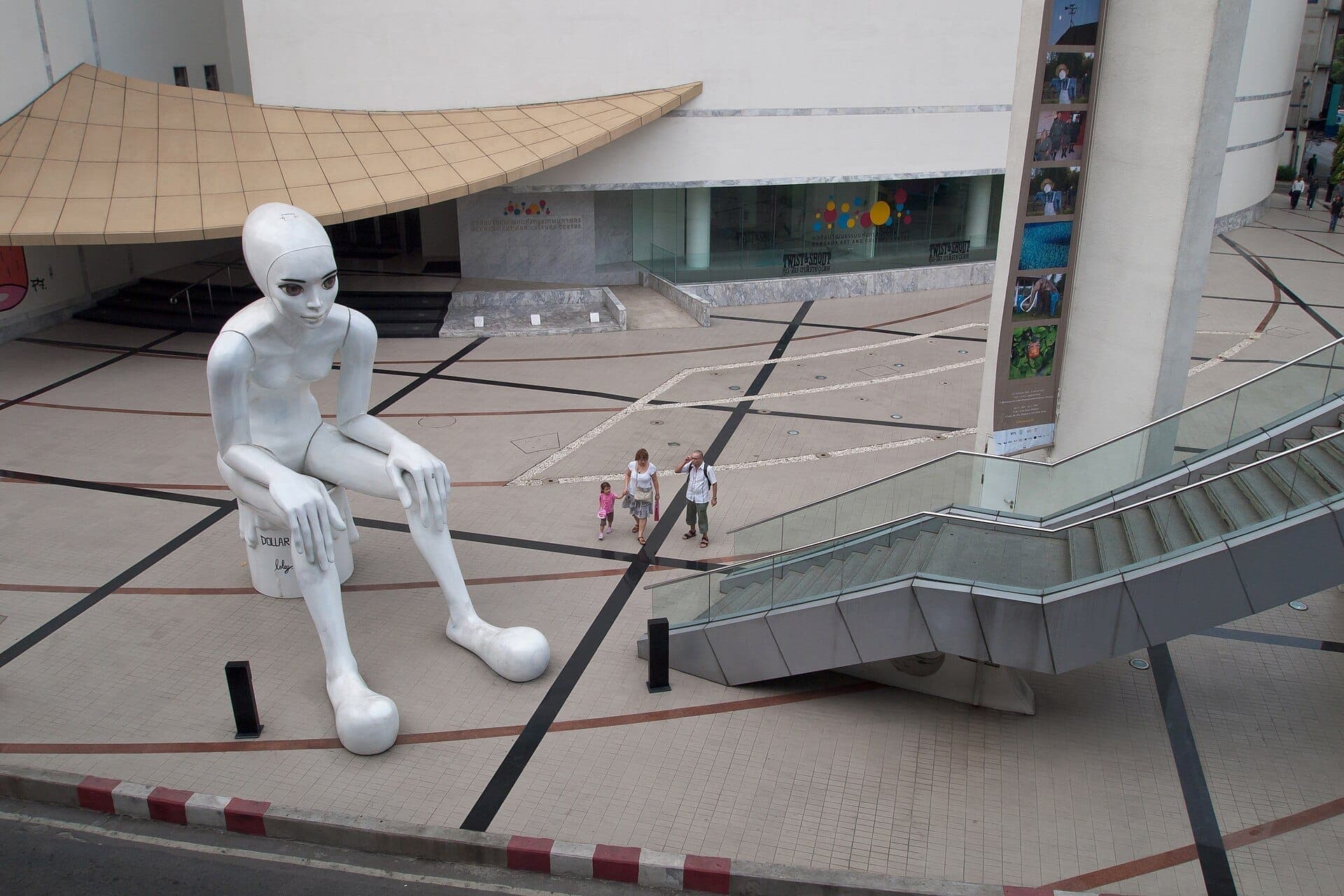 Fasada Bangkok Art and Culture Centre ze współczesną rzeźbą w Bangkoku