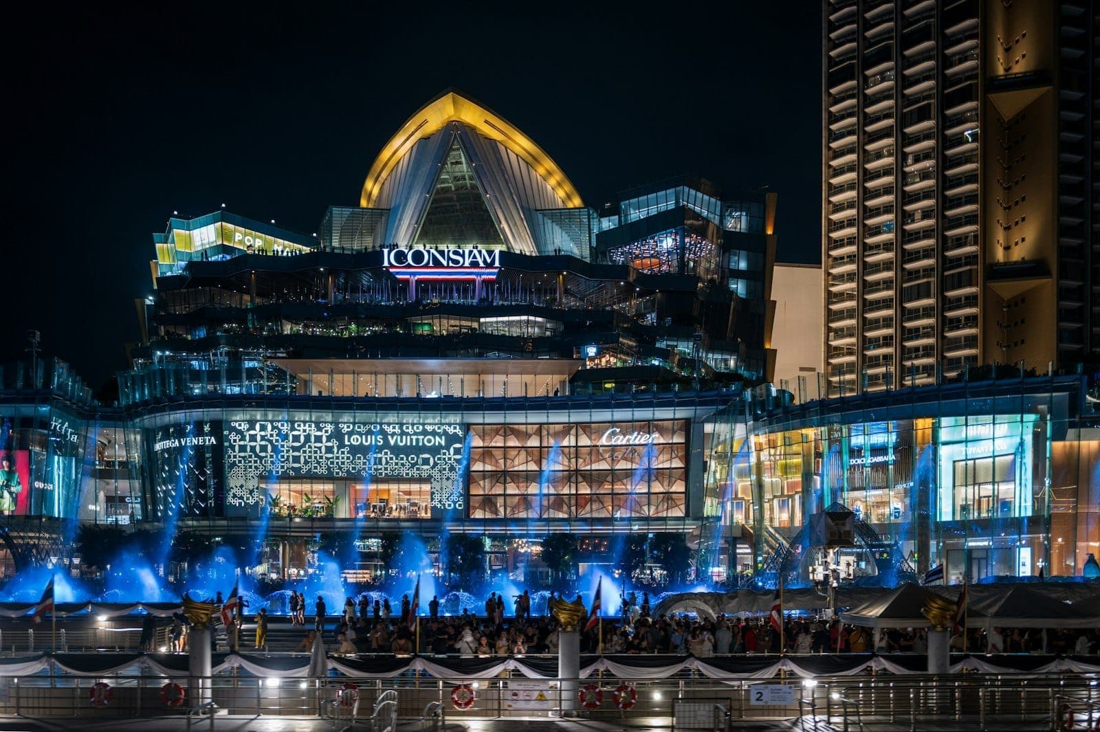 Centre commercial ICONSIAM à Bangkok la nuit au bord du Chao Phraya, façade illuminée