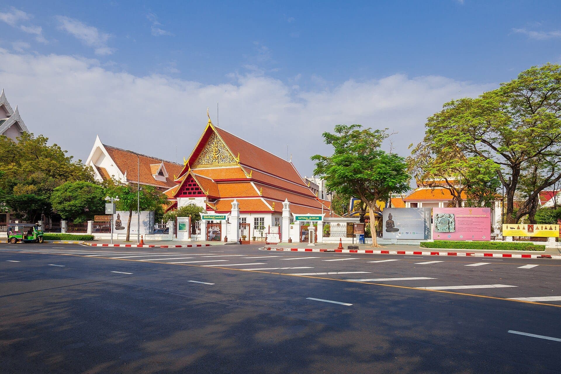 Bâtiment traditionnel thaïlandais du Musée national de Bangkok avec toit rouge et cour intérieure