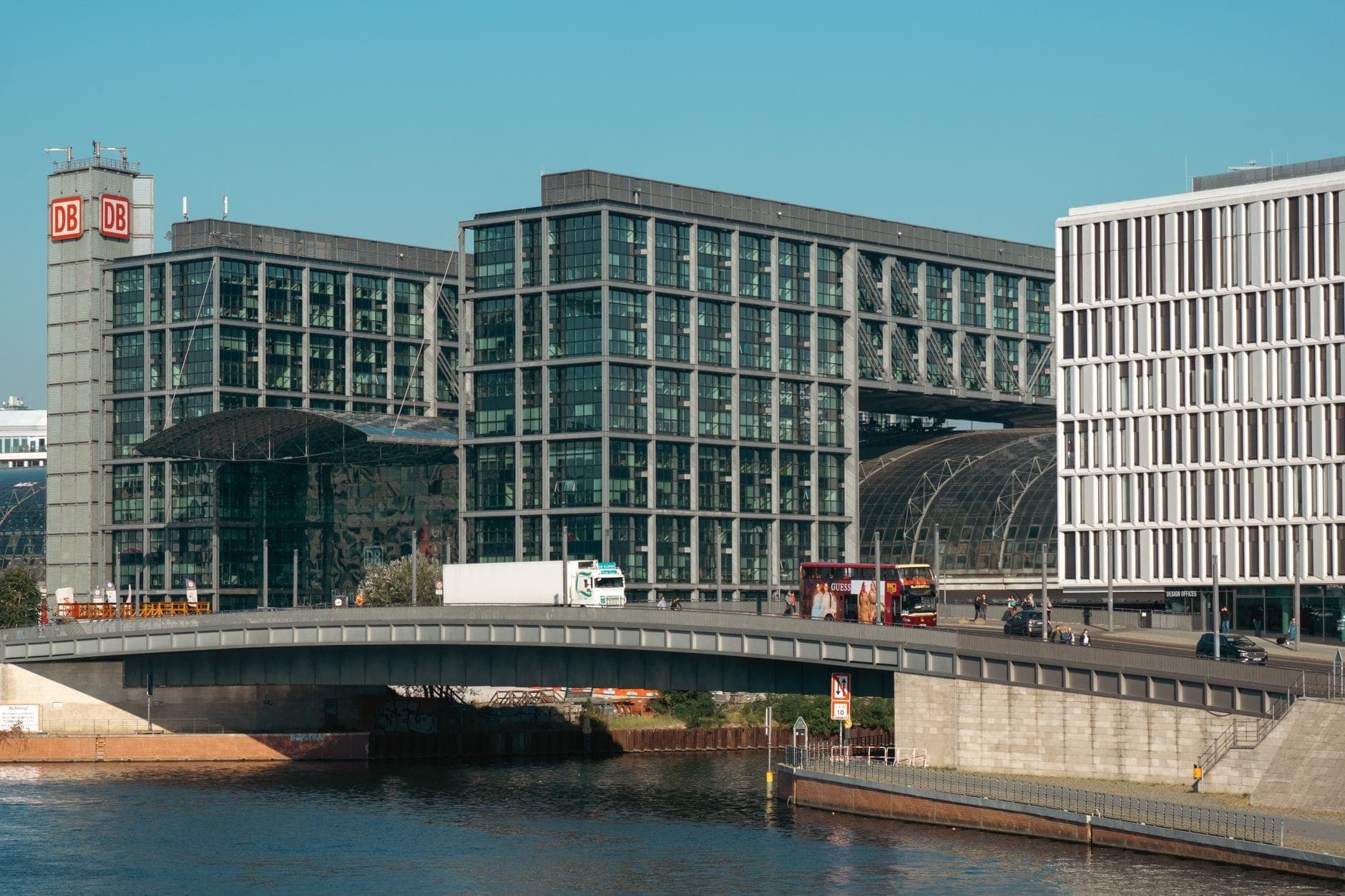 Facciata in vetro moderna del Berlin Hauptbahnhof con ponte adiacente e fiume in una giornata limpida