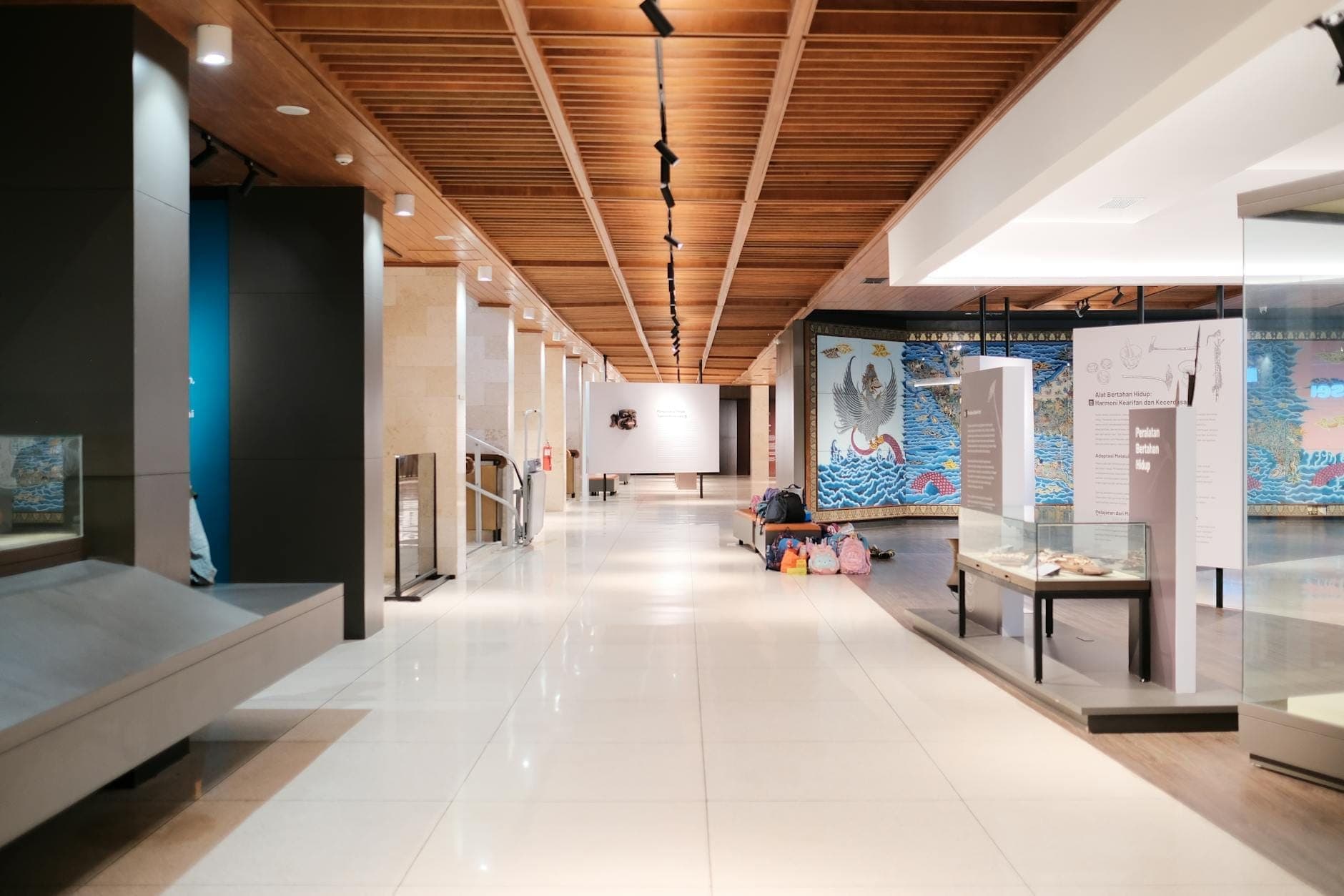 Interno moderno di un museo a Creta con corridoi aperti, pannelli informativi ed esposizioni educative colorate, adatto a famiglie e bambini.