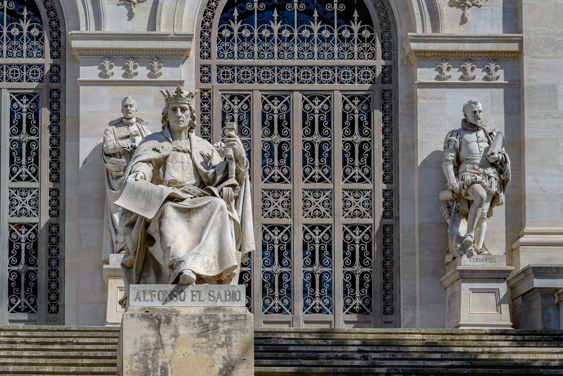 Posągi postaci historycznych, w tym Alfonso el Sabio, przed Biblioteca Nacional w Madrycie, ważnym muzeum historycznym i specjalistycznym w Madrycie.