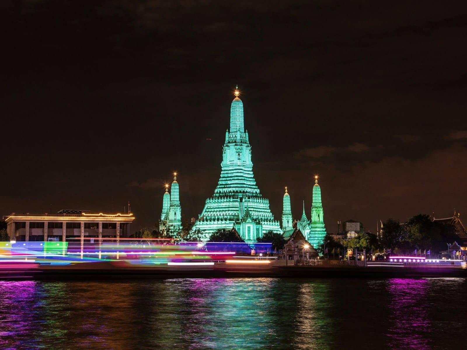 Les temples emblématiques de Bangkok et le Grand Palais baignés d'une lumière saisonnière idéale, illustrant les meilleures conditions de visite.