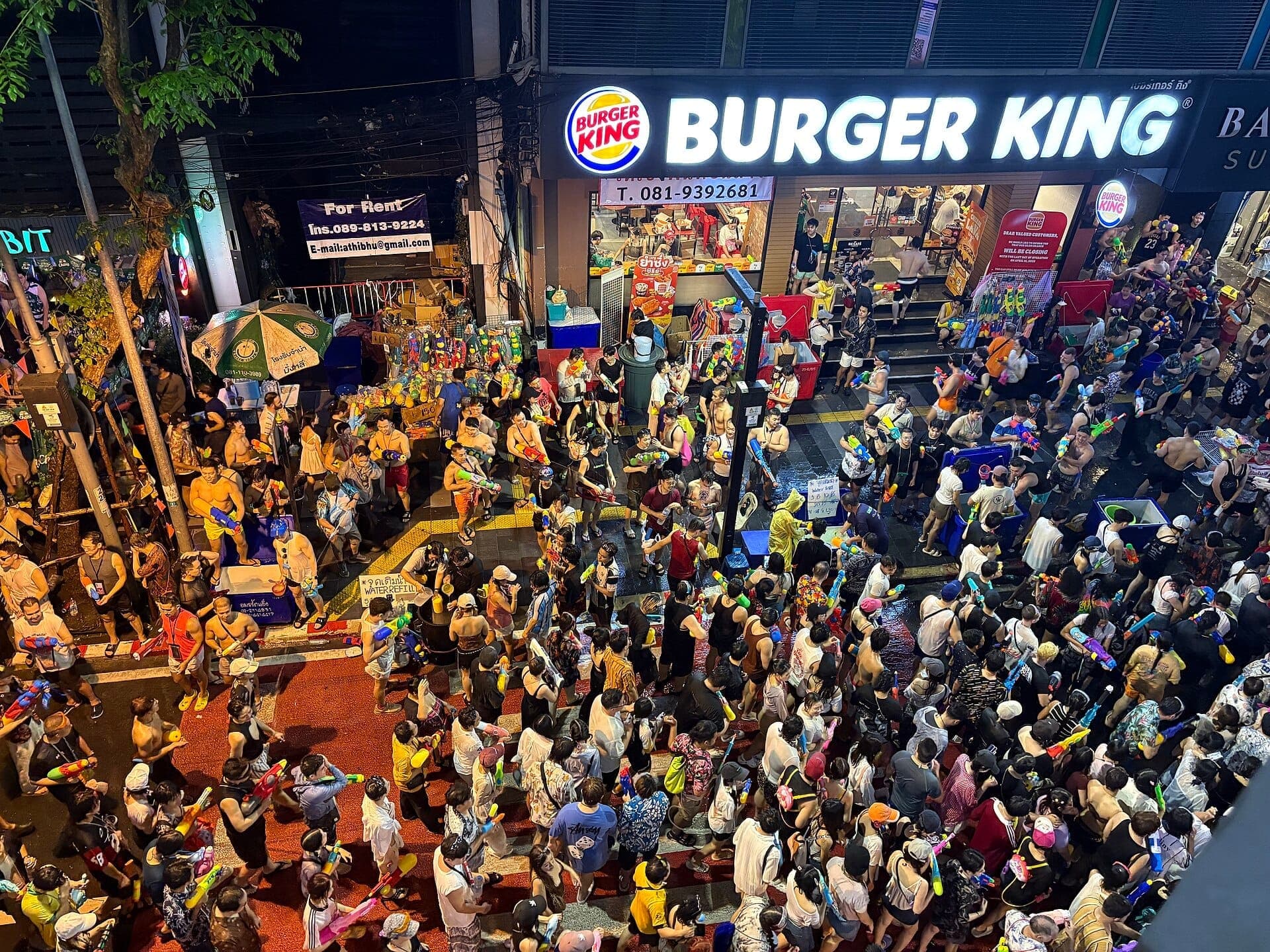 Geceleri su savaşlarıyla Bangkok'ta Songkran festivali kalabalıkları