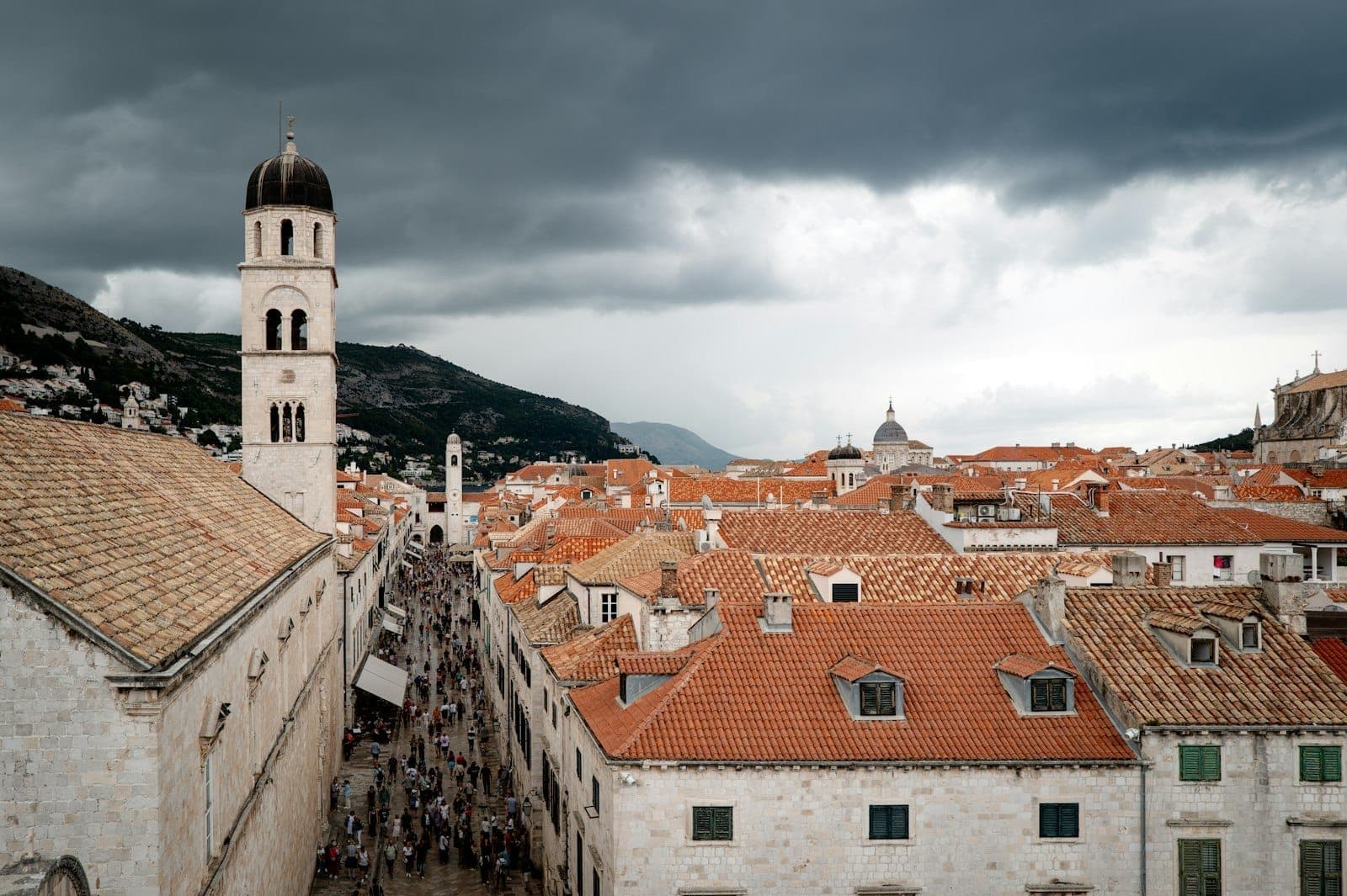 Dubrovnik'in Eski Şehri üzerinde dramatik bulutlar, turuncu çatılar ve boş sokaklar, daha sakin bir kış atmosferini yansıtıyor.