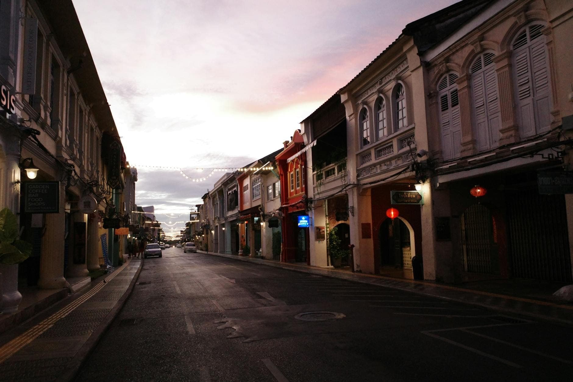 Walang taong kalye ng Old Town Phuket sa takipsilim na may makulay na mga Sino-Portuguese na shophouse at malambot na maulap na langit sa shoulder season.