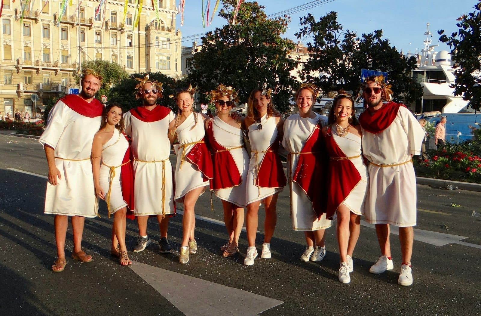 Gruppo di persone in costumi romani che posano in una strada di Spalato durante un vivace festival o evento all'aperto.
