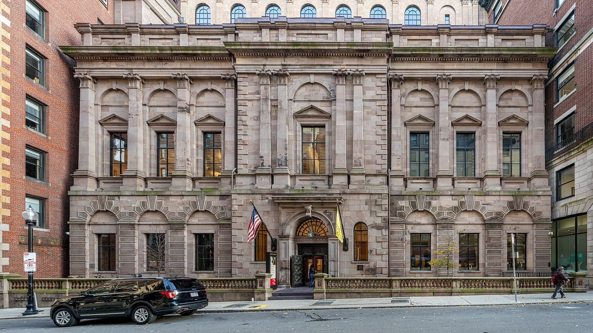 Façade principale du Boston Athenæum, une bibliothèque historique en grès avec de grandes fenêtres arquées et des détails architecturaux classiques sur Beacon Street.