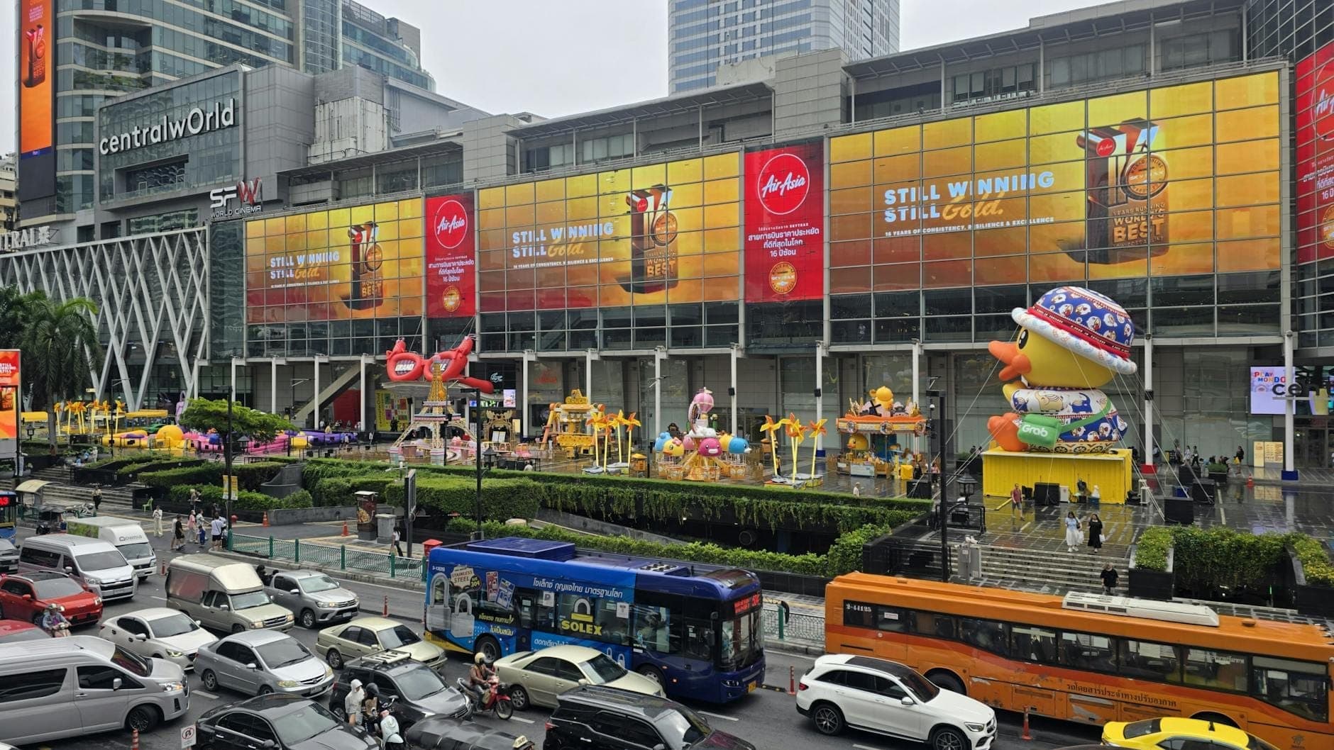 Centrum handlowe CentralWorld w Bangkoku z ruchliwą ulicą i placem zewnętrznym