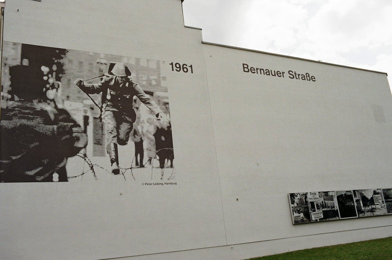 กำแพงอนุสรณ์ที่ Bernauer Straße พร้อมภาพถ่ายทางประวัติศาสตร์ขนาดใหญ่จากปี 1961 และจอแสดงข้อมูล เป็นตัวแทนของอนุสรณ์สถานกำแพงเบอร์ลิน