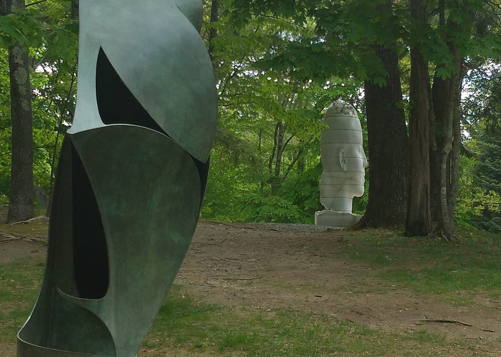 Sculptures abstraites en métal et en pierre parmi de grands arbres et des pelouses verdoyantes au deCordova Sculpture Park and Museum à Lincoln, Massachusetts.