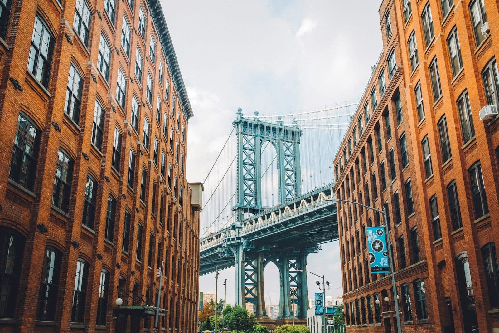 มุมวิวสะพานแมนฮัตตันยอดนิยมใน DUMBO บรู๊คลิน ตึกอิฐแดงรายล้อม วันฟ้าใส