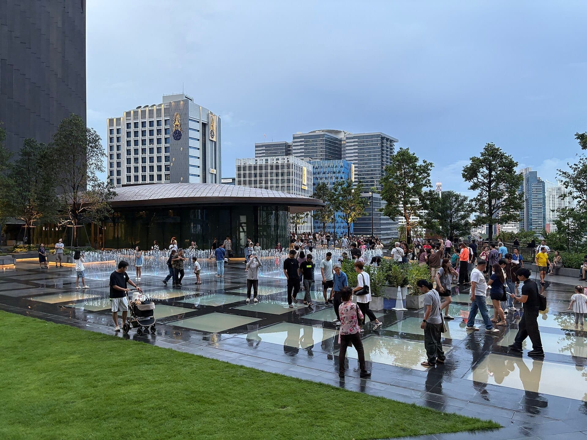 Dusit Central Park в Бангкоке: фонтанная площадь, посетители и городской горизонт