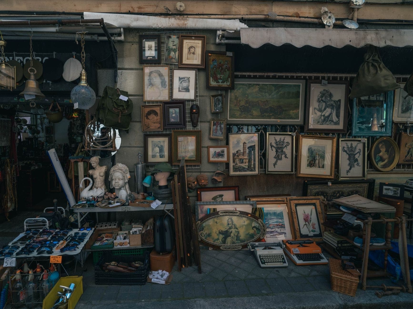 ร้านแผงลอยคึกคักในเอล ราสโตร มาดริด เต็มไปด้วยภาพวาดวินเทจ ของเก่า และของสะสมชวนให้เดินหาไอเทมล้ำค่า
