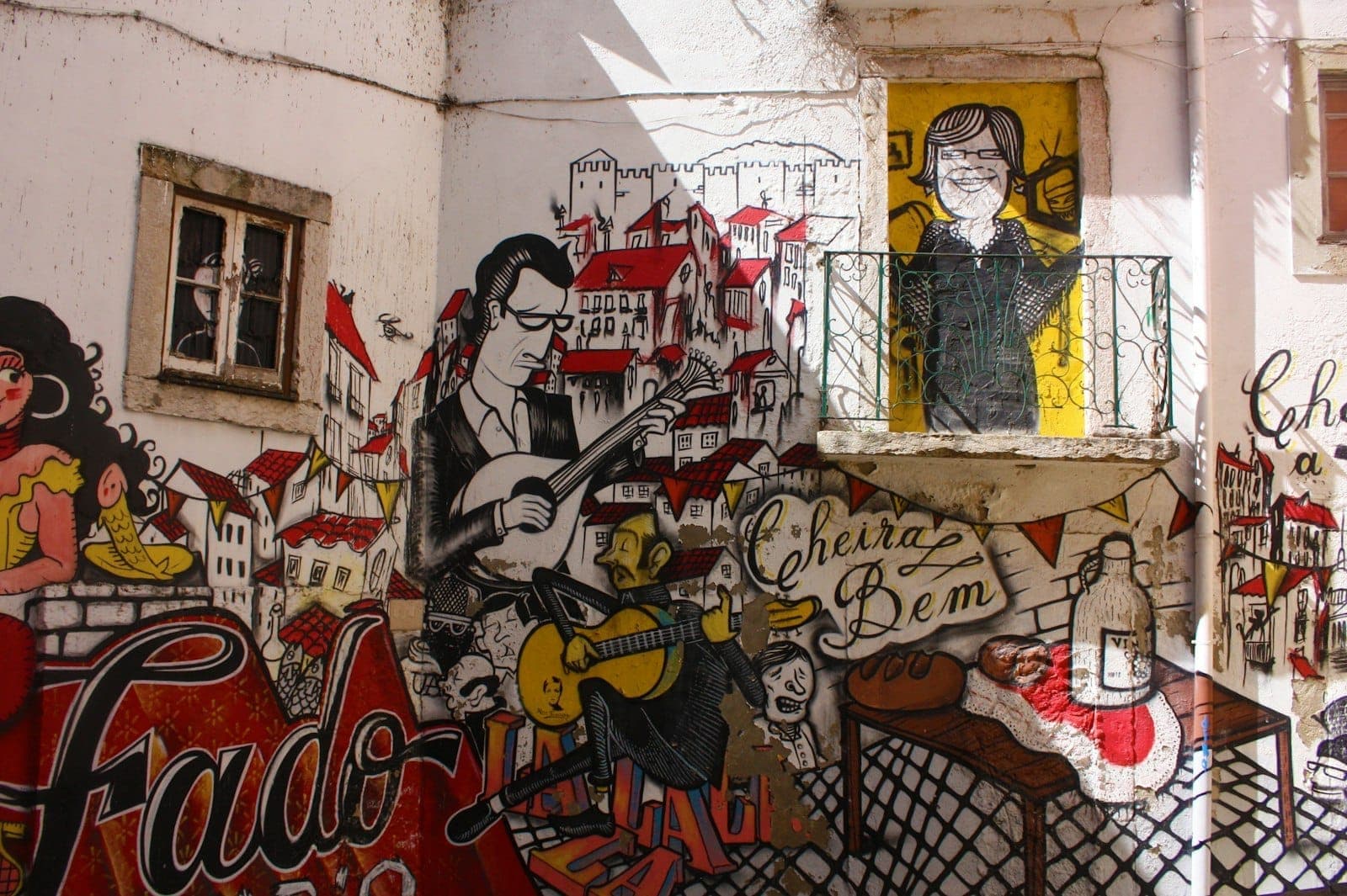 Mural de rua vibrante em Lisboa com músicos de fado, guitarras e cenários locais, capturando o espírito artístico e emocionante da cultura fadista autêntica.