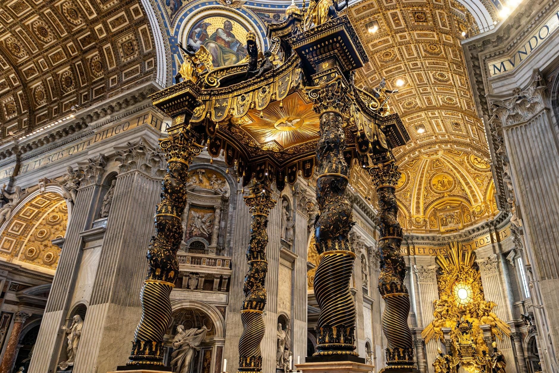 Baldaquin doré ornemental et dôme richement décoré dans l'intérieur d'une grande église romaine avec colonnes et art religieux visibles.