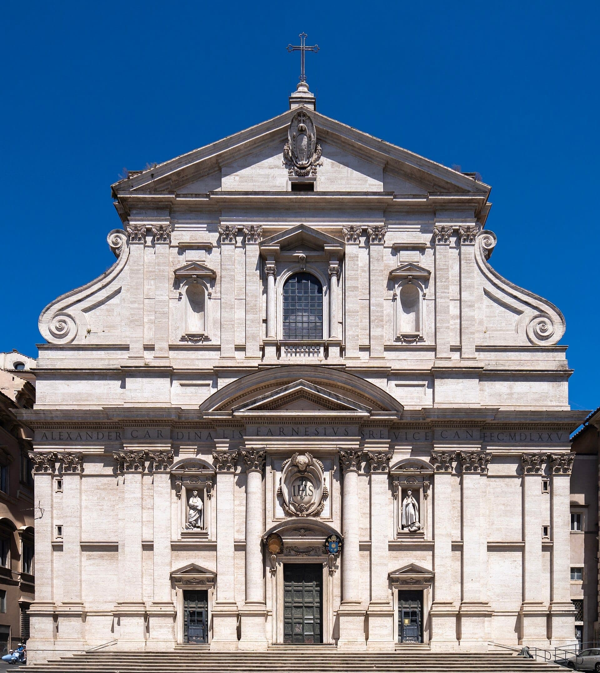 Ang kahanga-hangang bato na fasad ng Simbahang Gesù sa Roma, na nagtatampok ng makulay na arkitekturang Baroque laban sa malinaw na asul na langit.