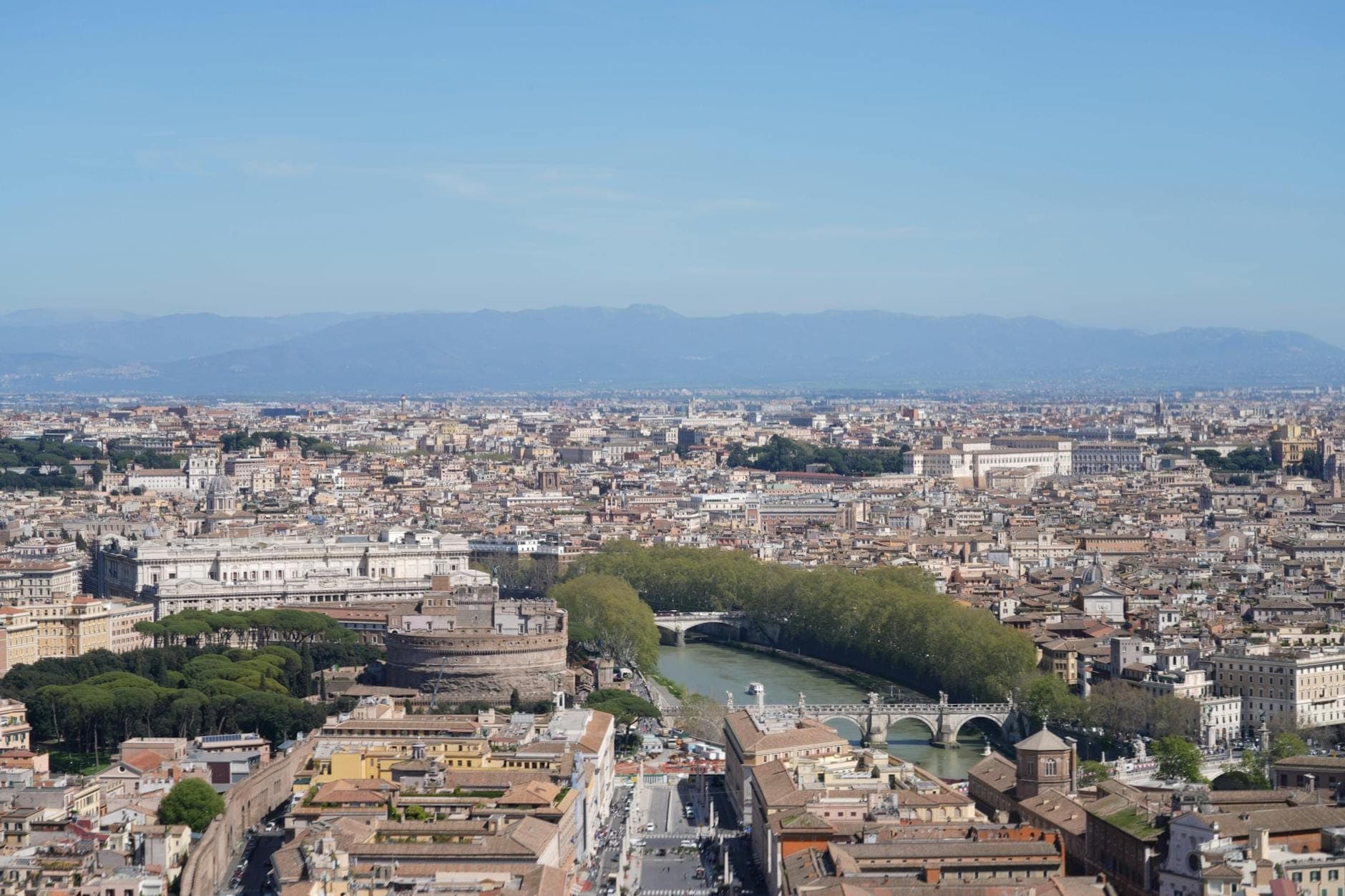 Góc nhìn trên không rộng của Rome cho thấy sông Tiber, Castel Sant'Angelo, các địa danh nổi tiếng và bố cục đô thị của thành phố.