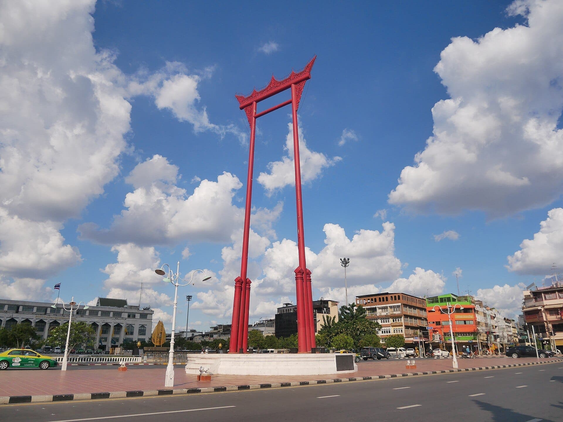L'emblématique Grande Balançoire de Bangkok, monument de 27 mètres datant de 1784, situé dans la vieille ville près du sanctuaire brahmane de Devasathan.