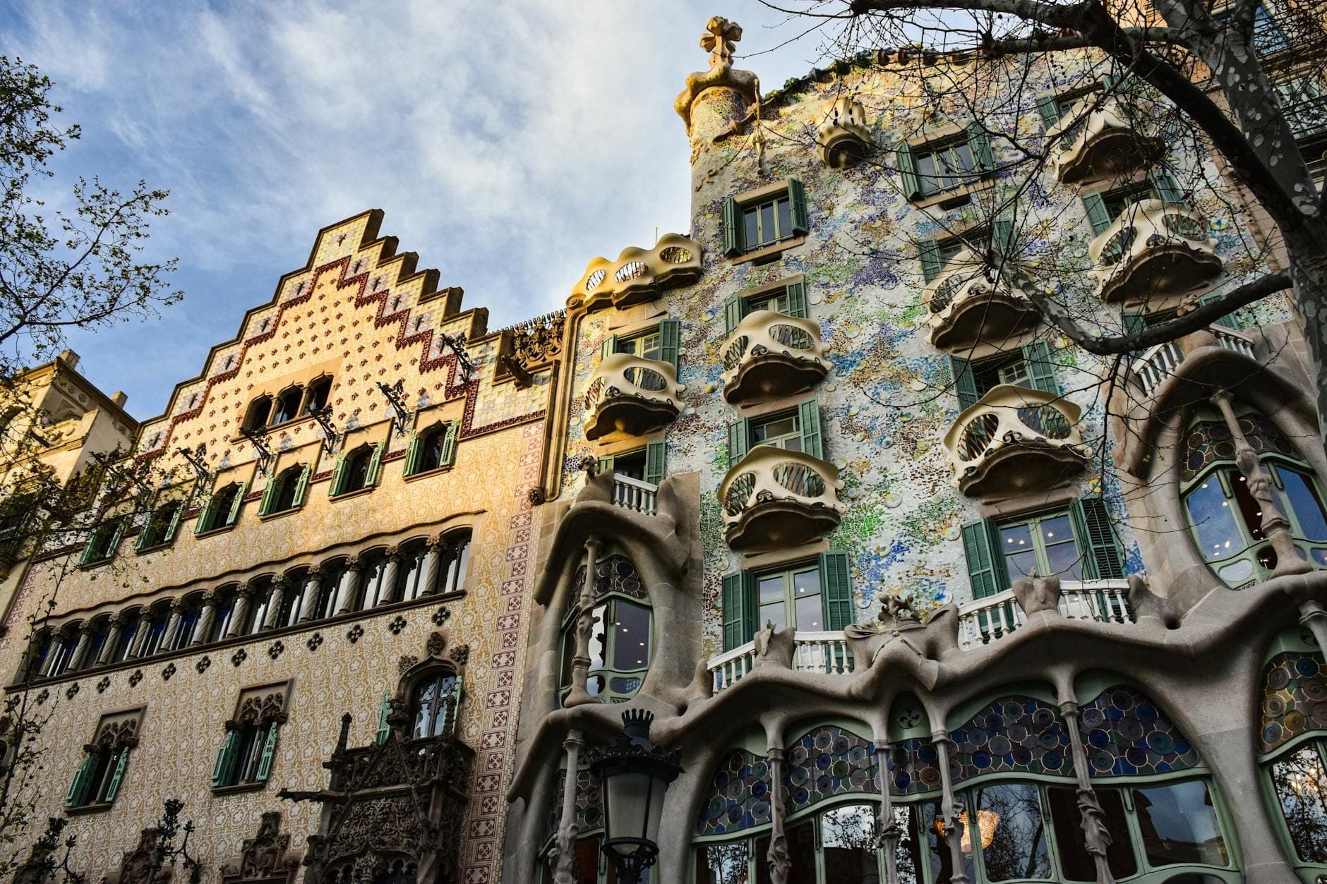 Ozdobna fasada Casa Batlló w Barcelonie z kolorowymi detalami i wyjątkowymi balkonami, zaprojektowana przez Antoniego Gaudíego, sfotografowana w naturalnym świetle dziennym.
