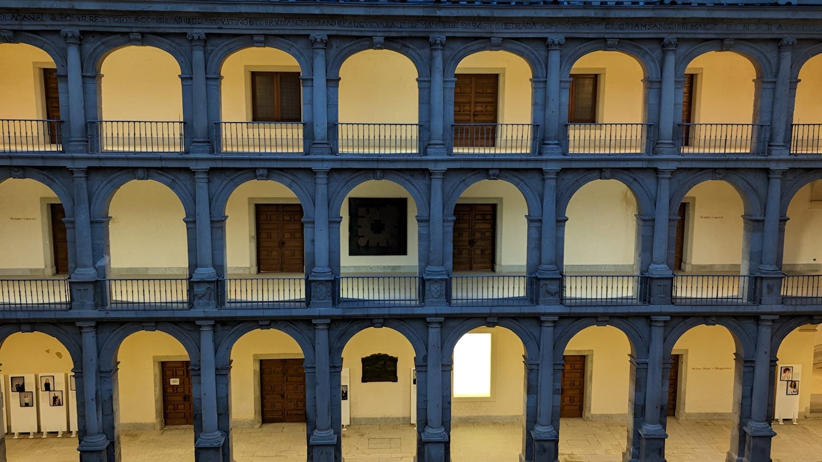 Pátio interior de um edifício histórico com múltiplos arcos e varandas, possivelmente parte de um museu pouco conhecido ou coleção cultural em Madrid.
