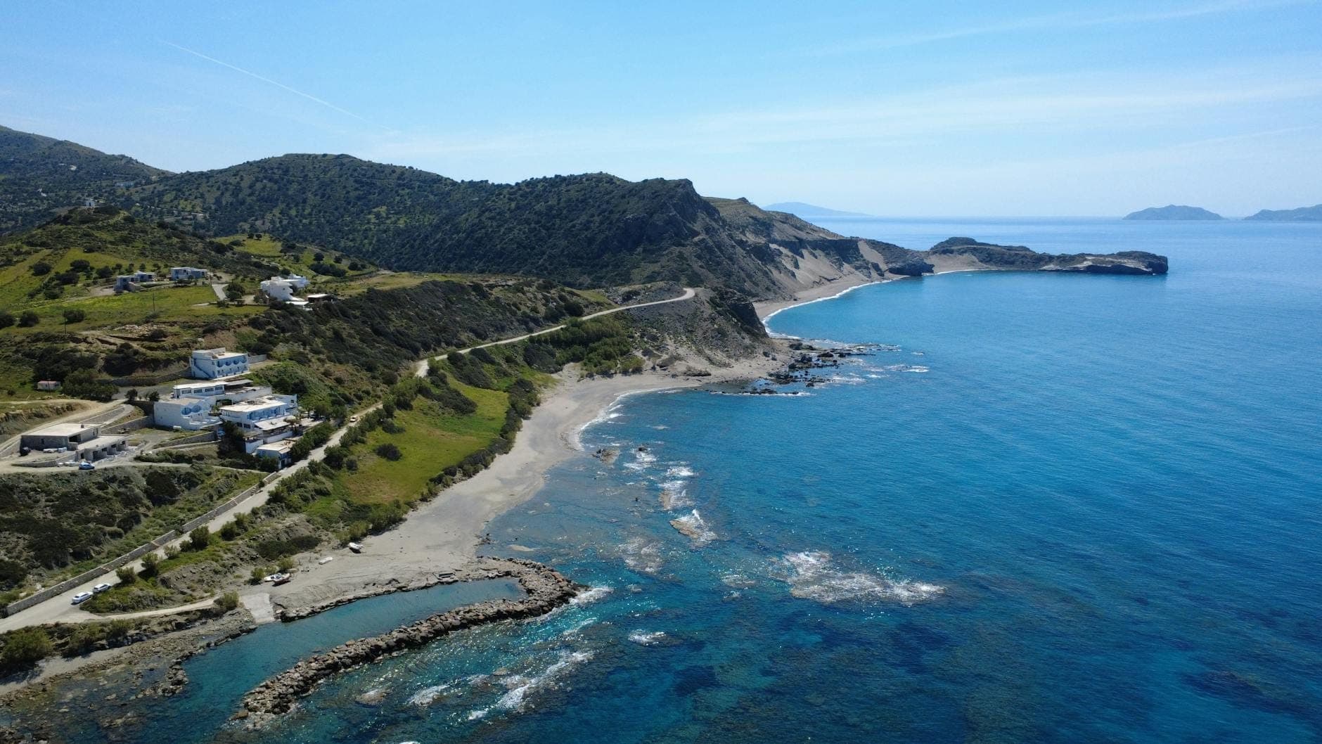 Vista aérea de una sinuosa carretera costera a lo largo de acantilados rocosos y mar azul cristalino en la costa sur de Creta.