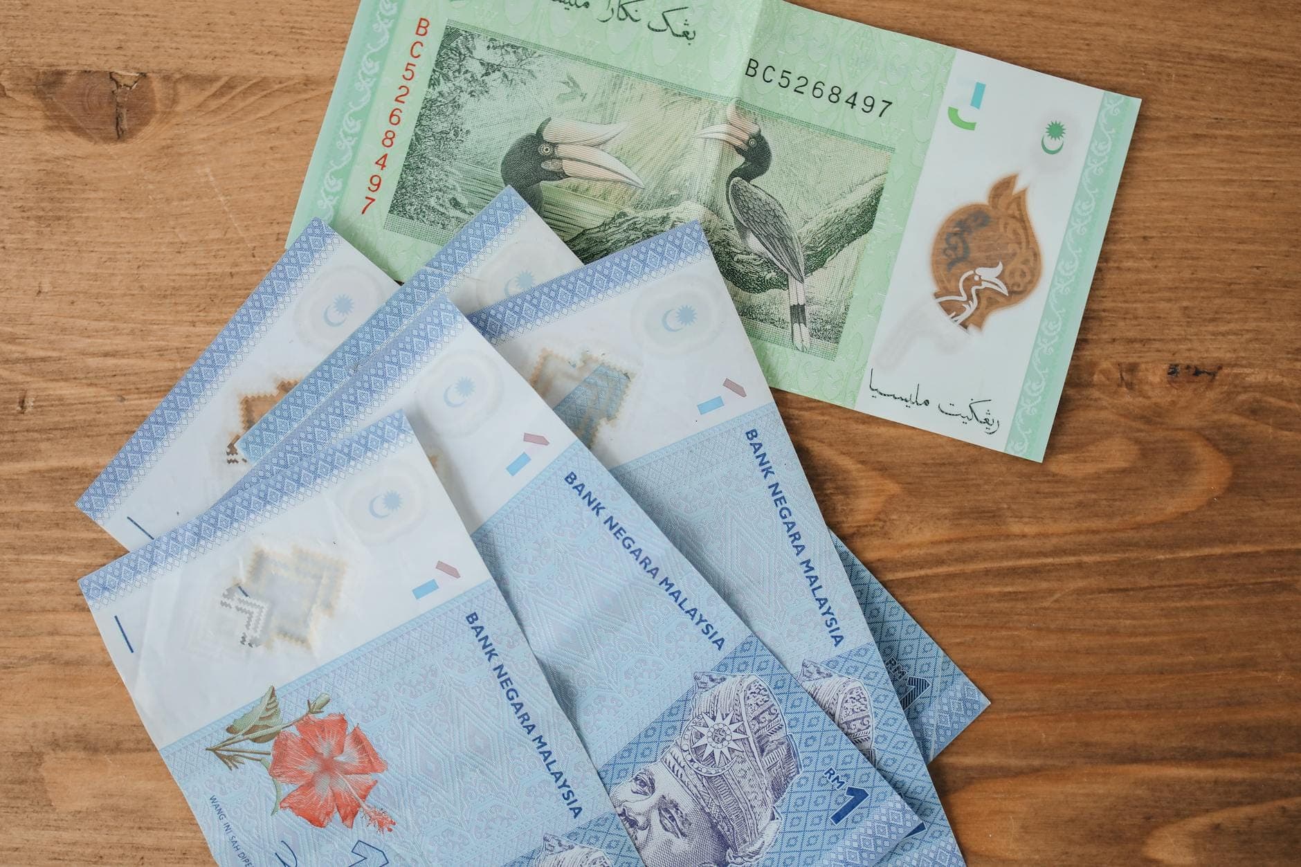 Bargeld in malaysischem Ringgit bereit für einen Einkaufsbummel in den vielfältigen und lebhaften Einkaufszentren von Kuala Lumpur.