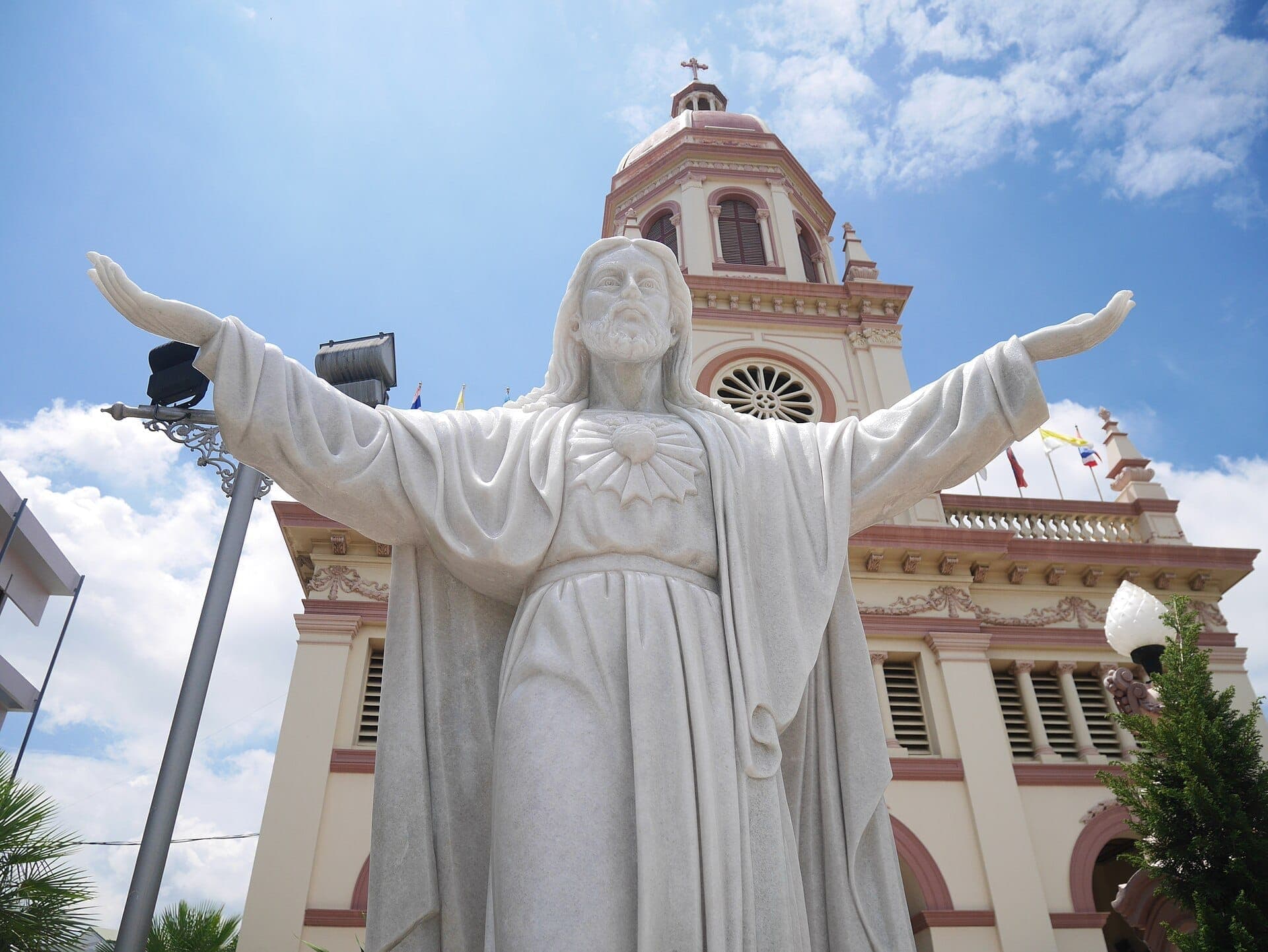 Statue de Jésus-Christ devant l'église Santa Cruz à Kudi Chin, Bangkok, avec son architecture historique d'inspiration portugaise