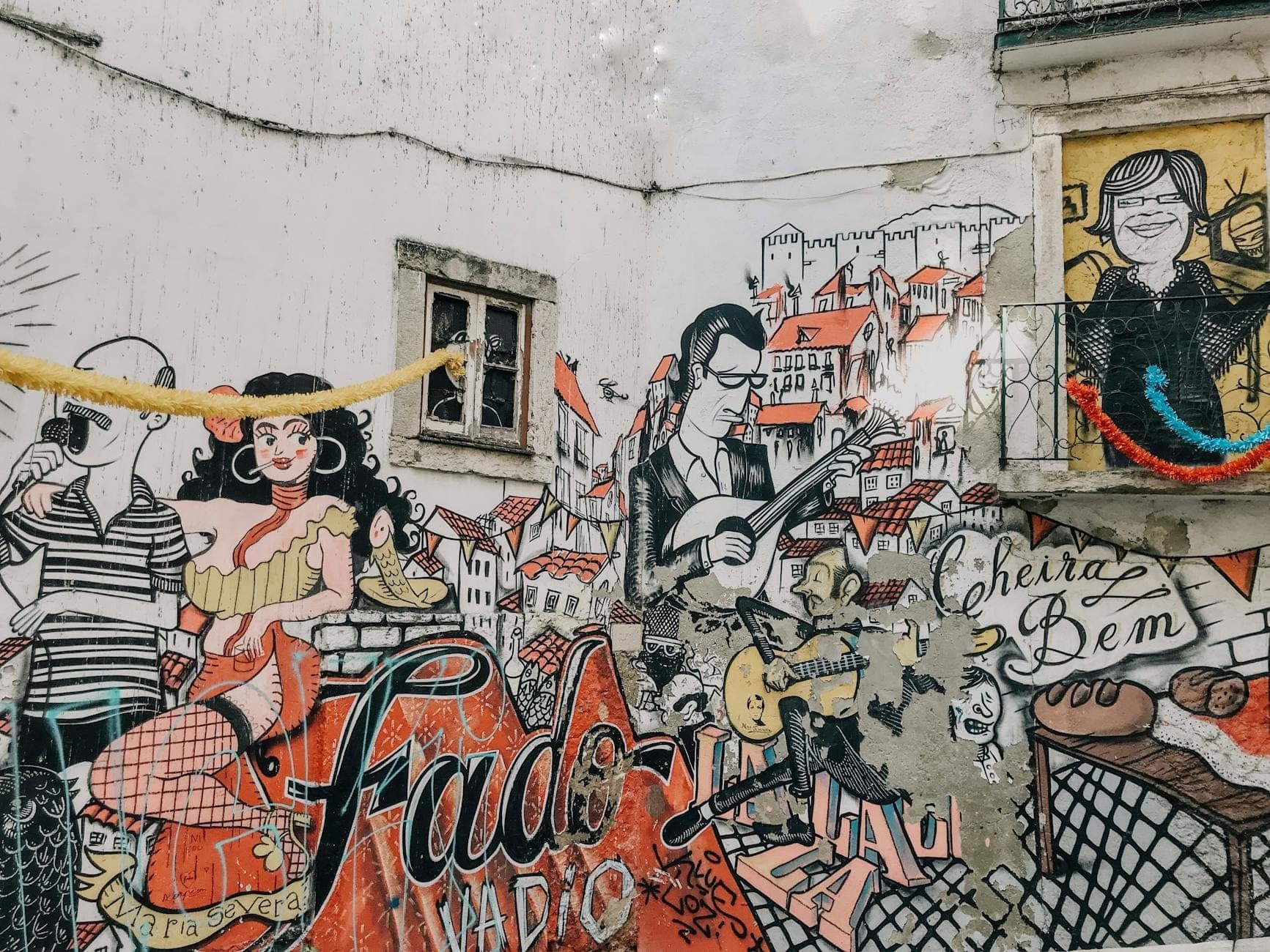 Mural de arte urbana em Lisboa com músicos de fado, instrumentos musicais e elementos da paisagem urbana portuguesa numa parede.