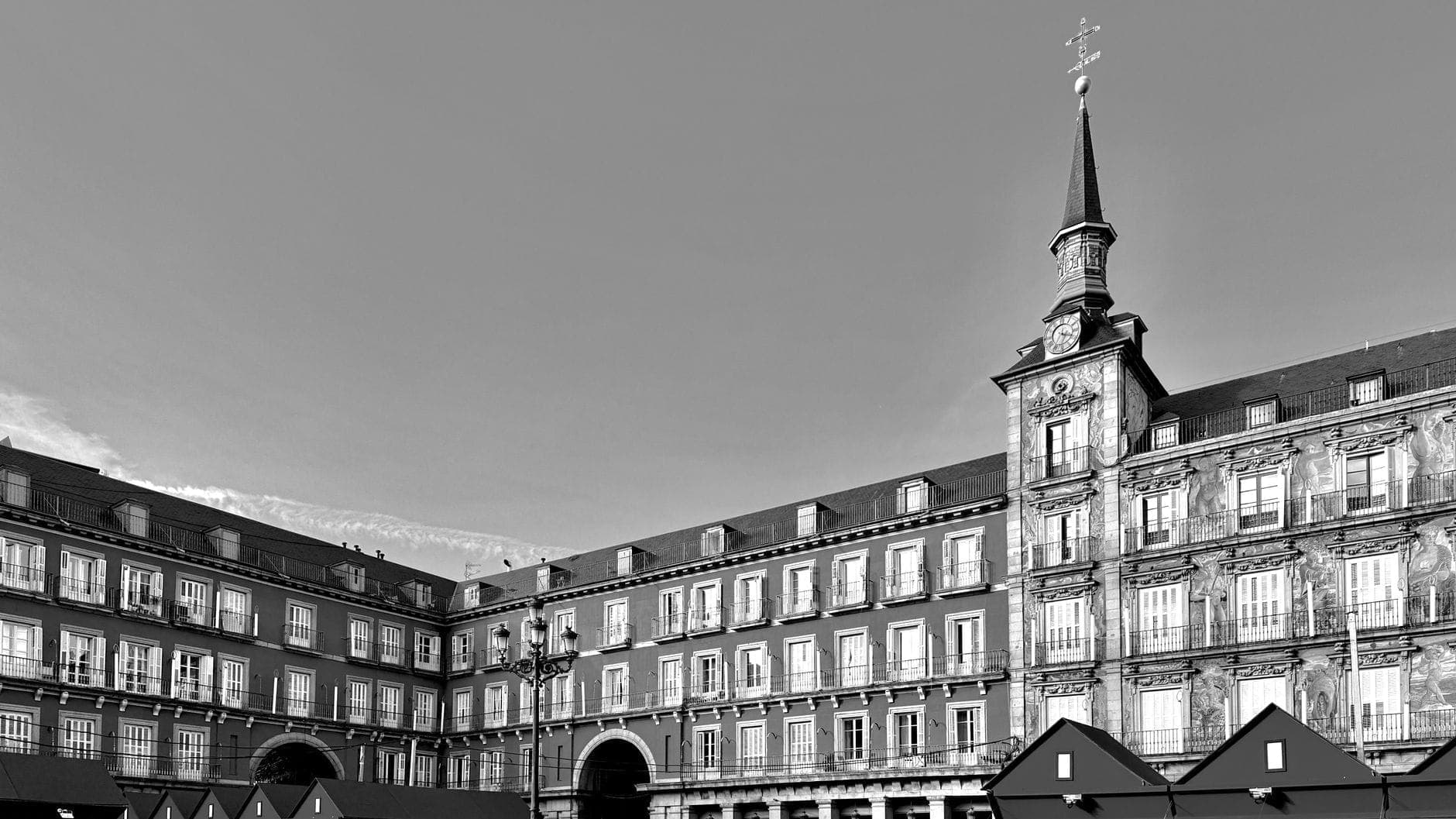 Khung cảnh đen trắng của Plaza Mayor ở Madrid với các gian hàng chợ Giáng sinh được dựng lên trong quảng trường.