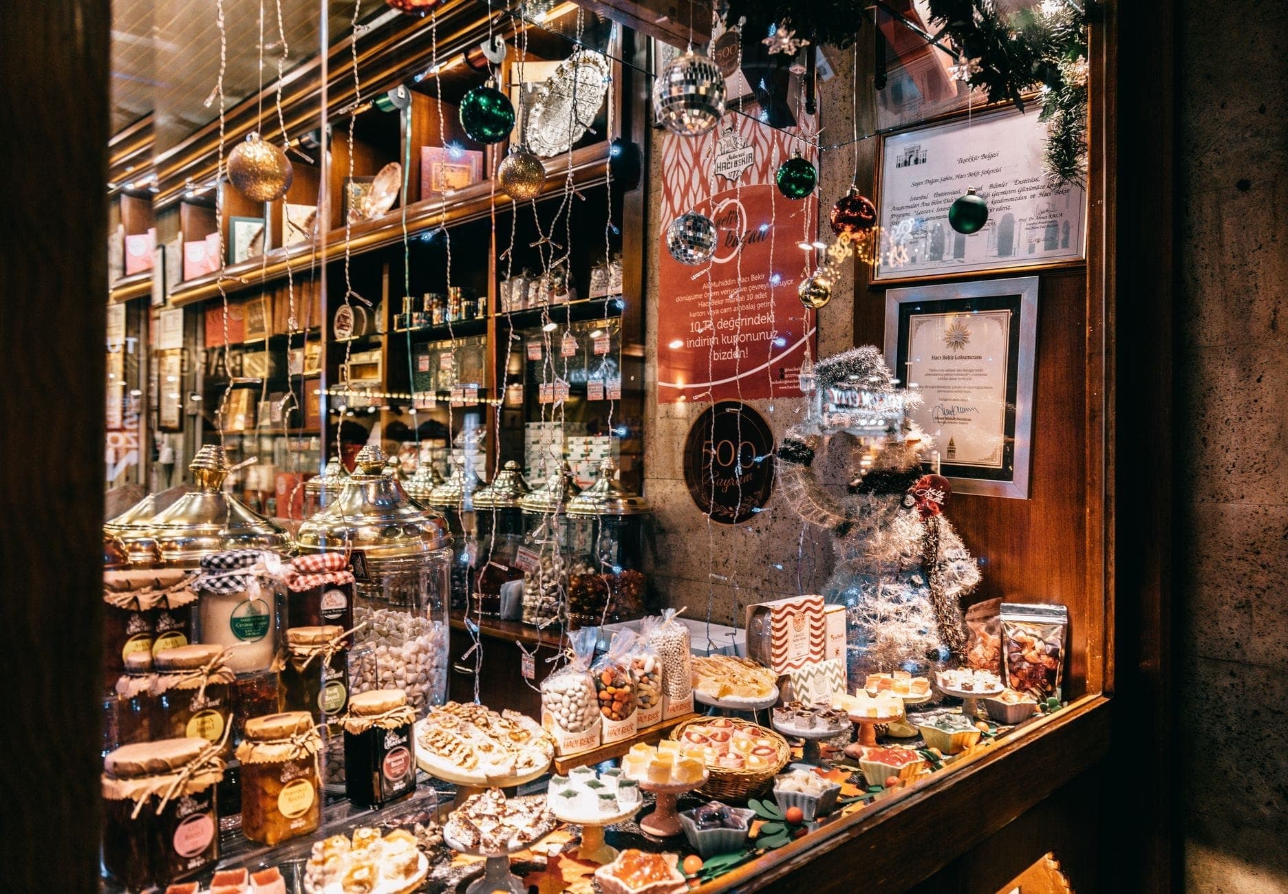 Cửa sổ tiệm bánh rực rỡ ở Madrid tràn ngập những món ngọt Giáng sinh truyền thống như turrón và marzipan, được trang trí bằng đồ trang trí và đèn.