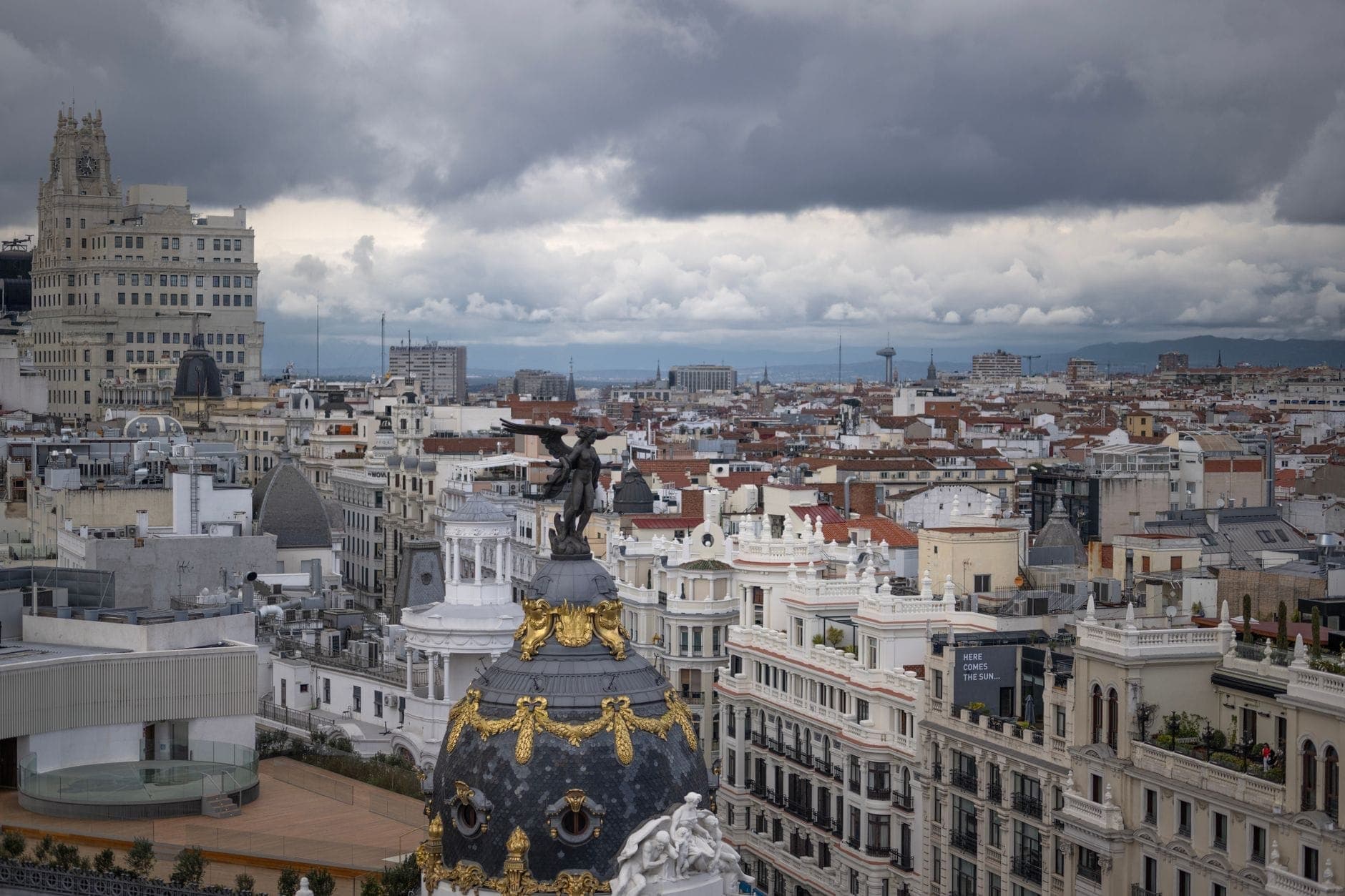 Cielo primaveral nublado sobre el centro de Madrid con el edificio Metrópolis y el icónico skyline a la vista.