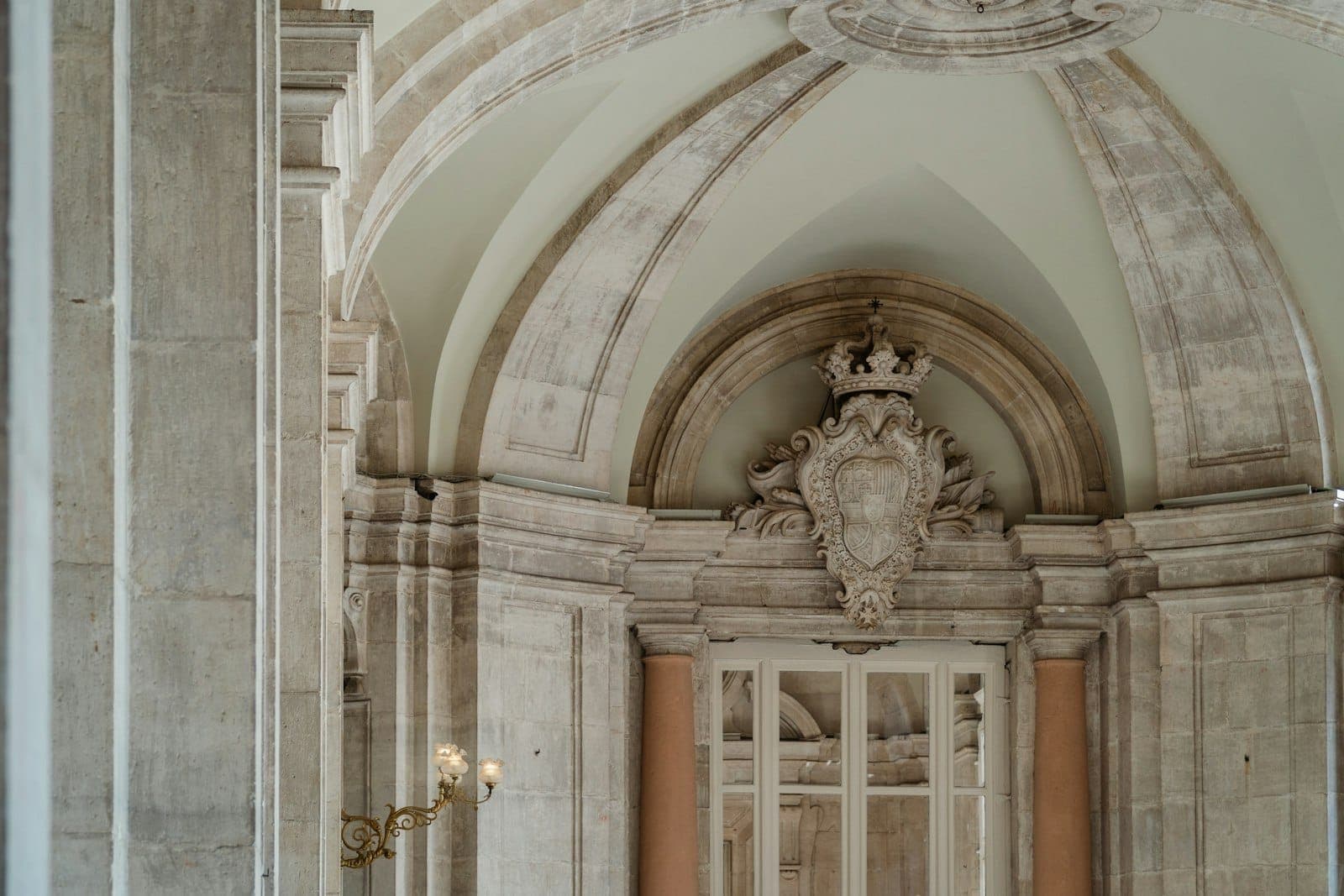 Elegante interno neoclassico con soffitto ad arco e raffinati dettagli in pietra, che ricorda l'aspetto curato dei musei secondari di Madrid.