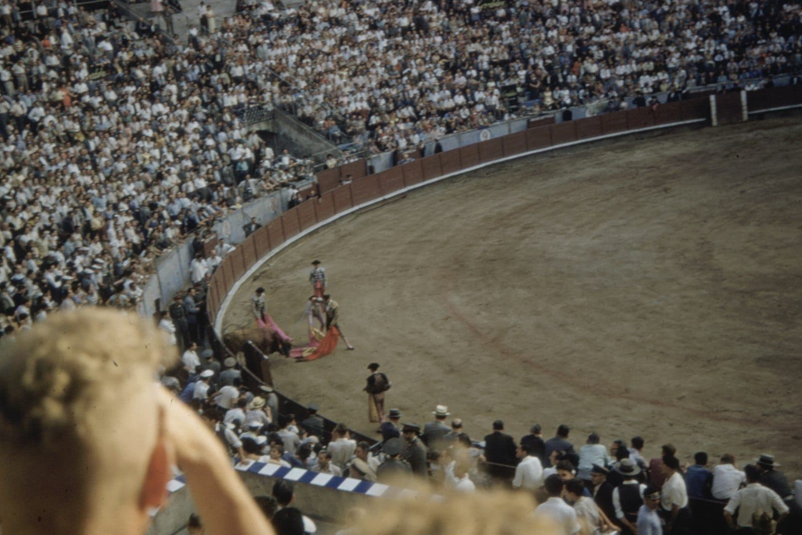 Vista de una plaza de toros abarrotada durante una corrida, con matadores y espectadores llenando la plaza de Las Ventas.