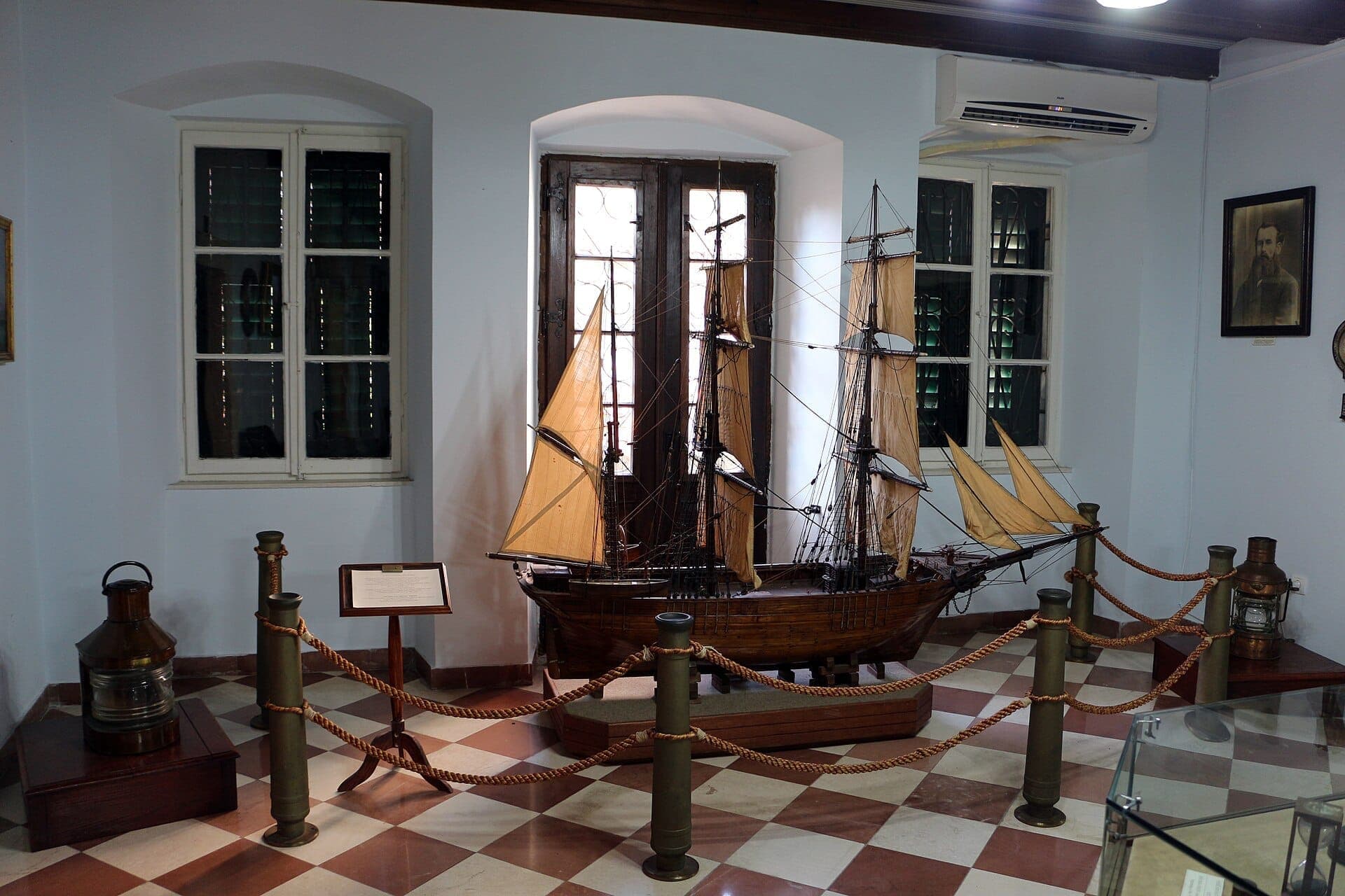 Maquette détaillée d'un navire à voile historique exposée dans une salle ensoleillée au Musée Maritime du Monténégro dans la vieille ville de Kotor.