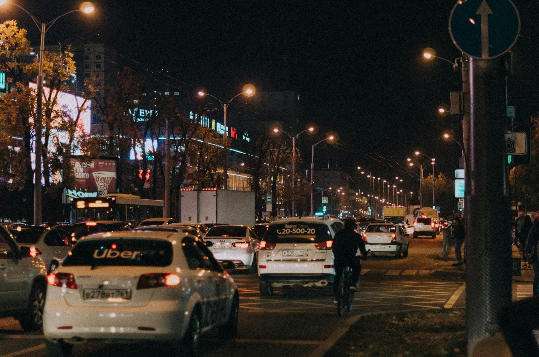 ถนนใน Mexico City ที่คึกคักในยามค่ำคืน มีรถยนต์รวมถึง Uber ผู้คน และแสงไฟของเมือง สะท้อนถึงการเดินทางในเมืองยามราตรี