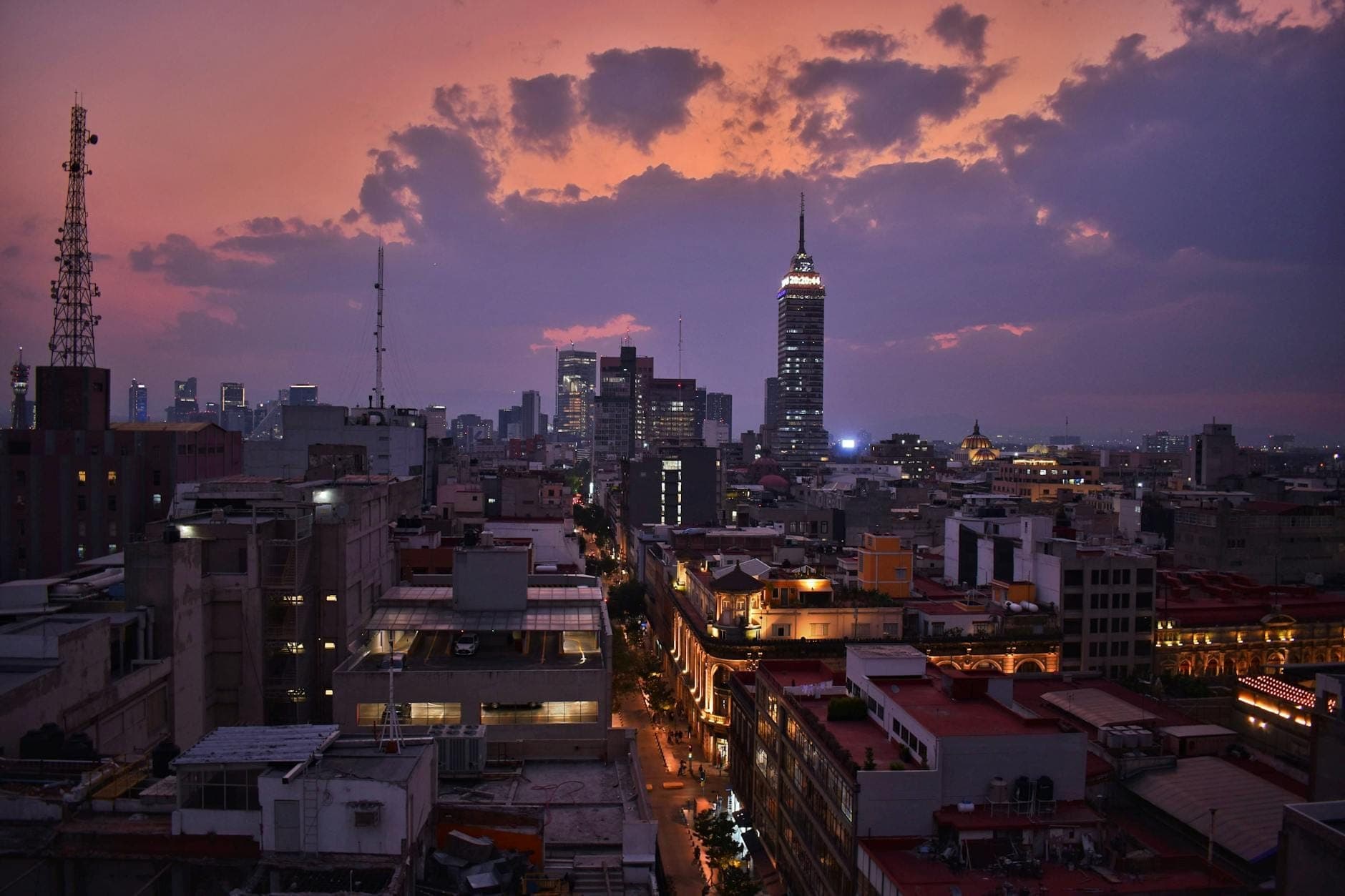 เส้นขอบฟ้าของ Mexico City ยามพลบค่ำพร้อมท้องฟ้าที่สวยงามและ Torre Latinoamericana โดยมีไฟเมืองสว่างขึ้นเมื่อค่ำคืนใกล้เข้ามา