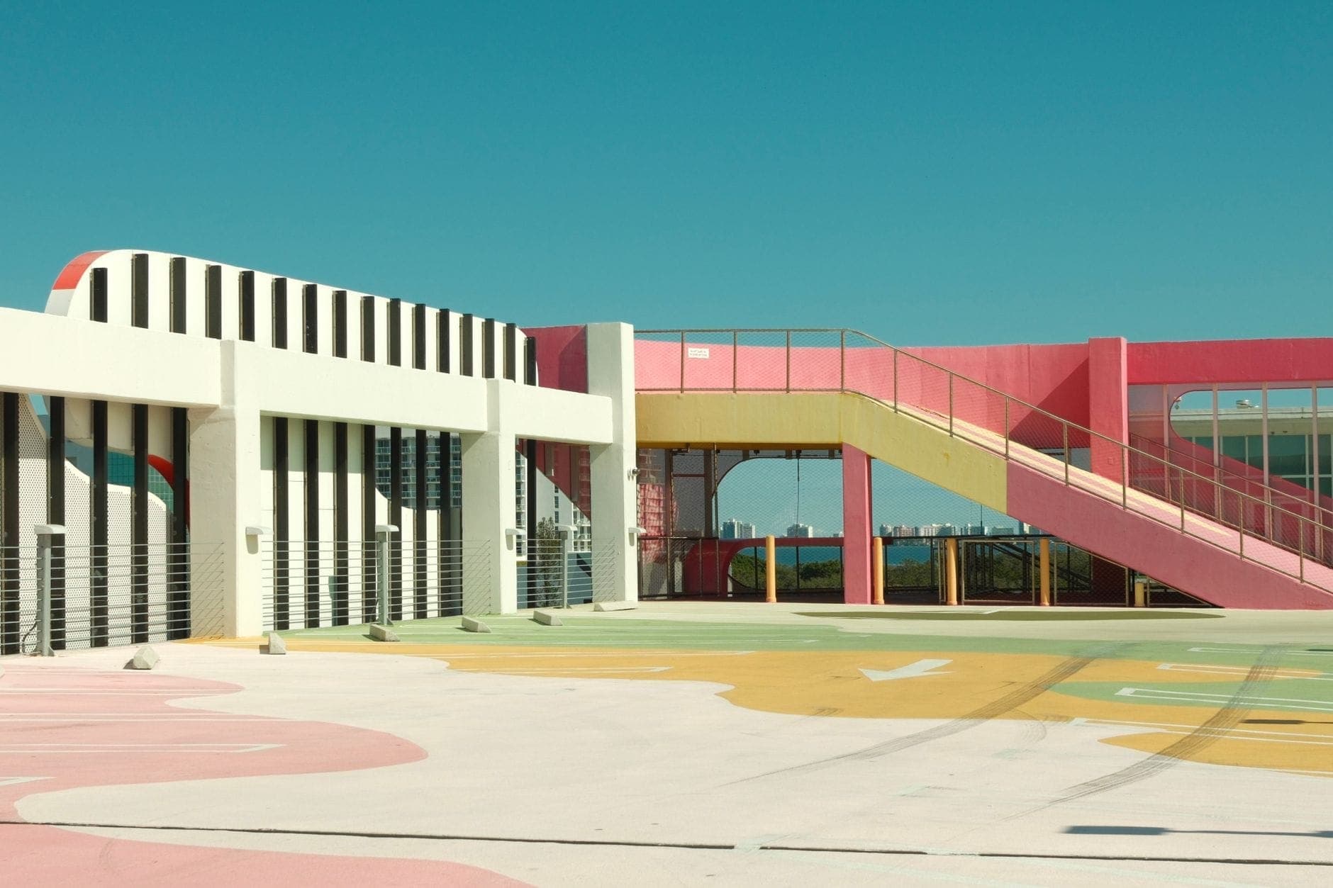 Extérieur coloré et artistique du Museum Garage de Miami, avec des formes et des rayures ludiques sous un ciel dégagé.