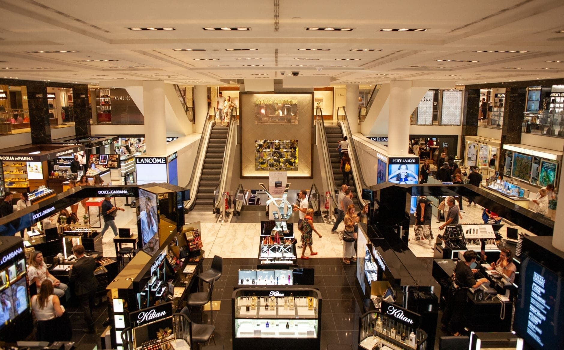 Vaste centre commercial haut de gamme animé, avec des vitrines de marques de luxe et une lumière éclatante qui crée une atmosphère de shopping vibrante à Miami.