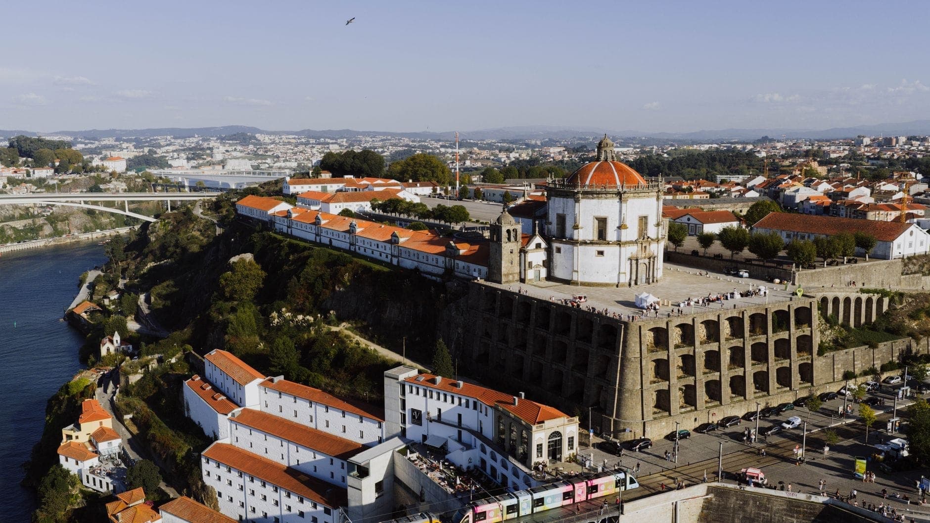 Luftaufnahme des Klosters Serra do Pilar auf einem Hügel über Vila Nova de Gaia, mit weitem Blick auf den Douro und die Skyline von Porto.