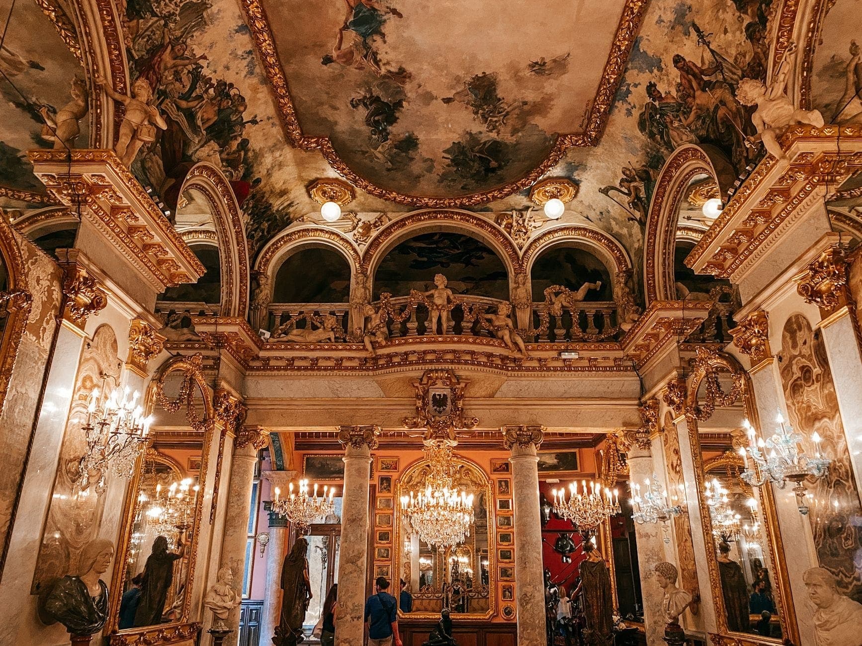 ห้องจัดงานเต้นรำสุดหรูของ Museo Cerralbo ตกแต่งงดงามด้วยทองฉลุ โคมไฟระย้า เสาหินอ่อน และเพดานวาดภาพ ให้กลิ่นอายขุนนางใจกลางมาดริด