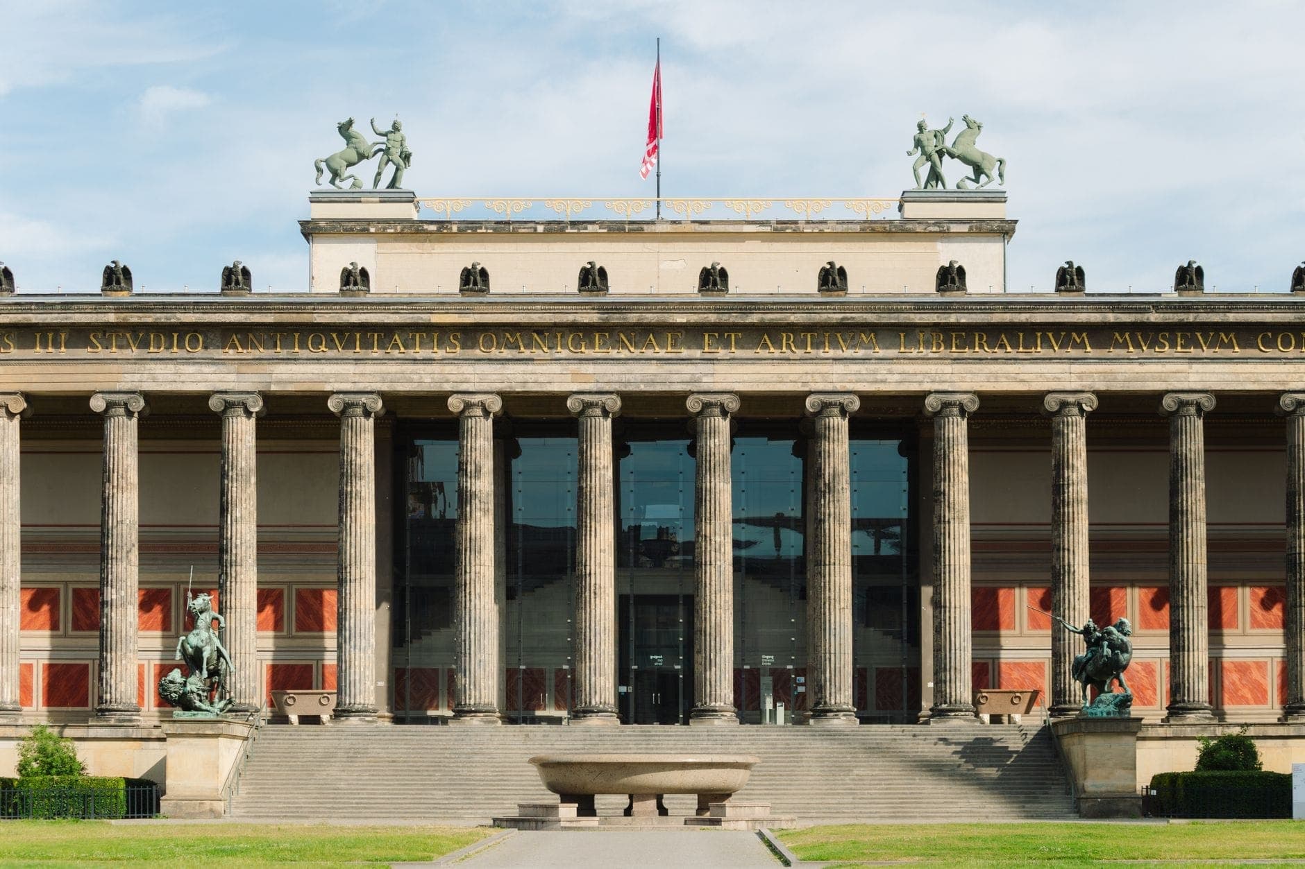 Vista frontale dell'Altes Museum a Berlino con grandi colonne e statue, che rappresenta uno dei cinque musei della Museumsinsel.