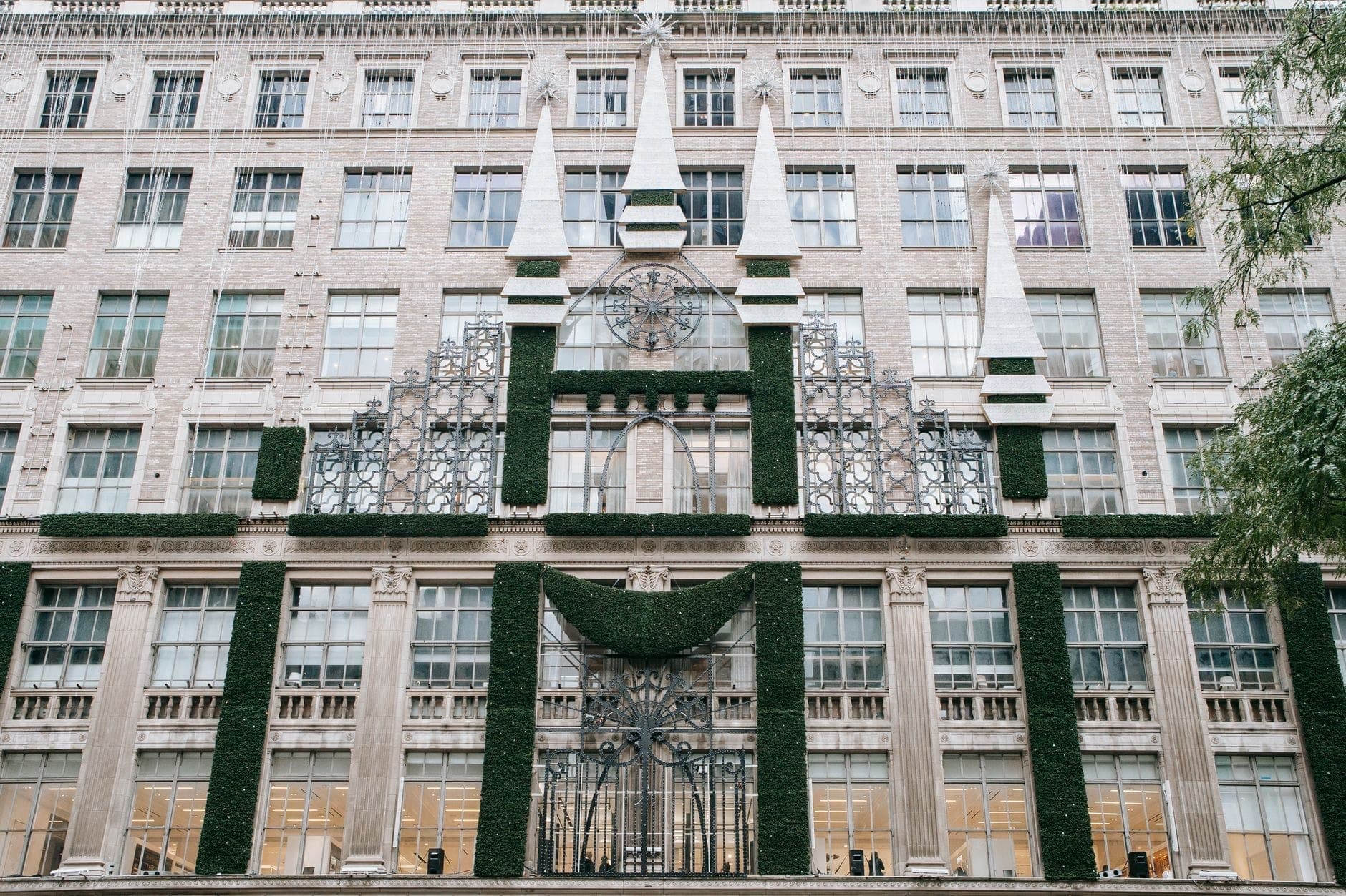 วิตรินวันหยุดสุดหรูและการตกแต่งตามฤดูกาลบนด้านหน้าของ Saks Fifth Avenue ใน Midtown Manhattan นครนิวยอร์ก