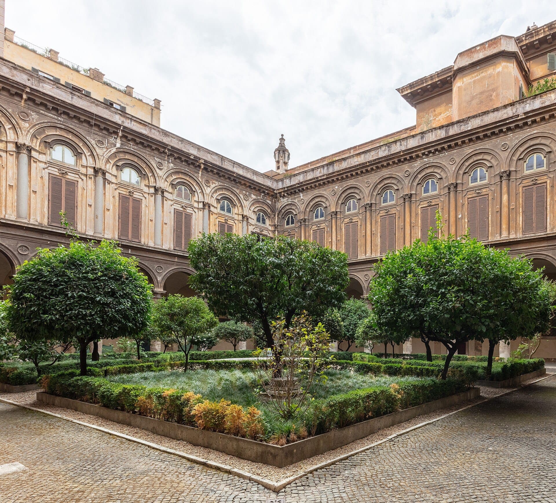 Tingin ng isang bisita habang pumapasok sa Palazzo Doria Pamphilj, binabati ng isang eleganteng hardin sa loob at ang magandang fasada ng nakatagong palasyong Romano na ito.