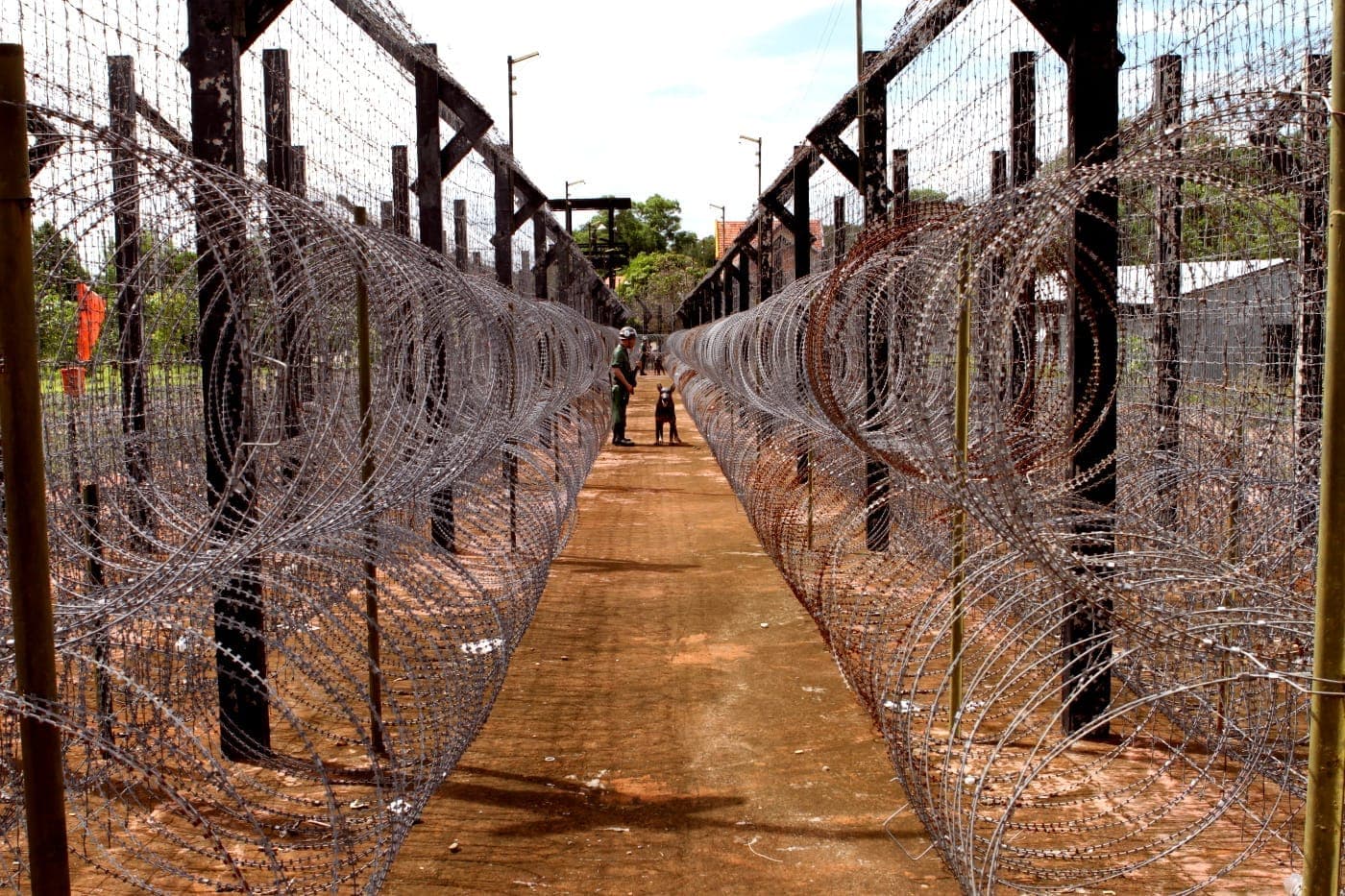 Enceinte du musée de la prison de Phu Quoc (prison des Cocotiers) avec barbelés préservés, mannequins et mirador à An Thoi