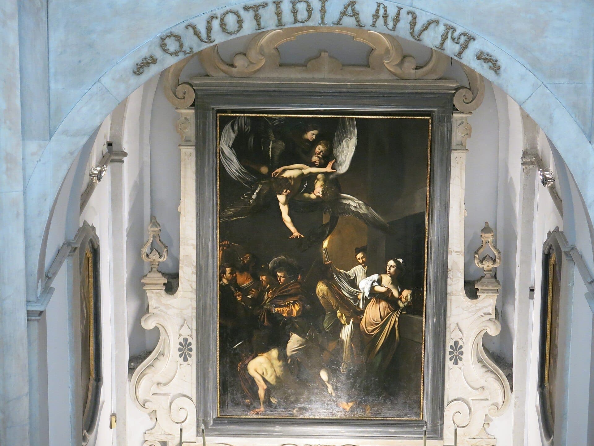 As Sete Obras de Misericórdia de Caravaggio expostas em um altar com moldura de mármore no Pio Monte della Misericordia, Nápoles, sob luz natural.