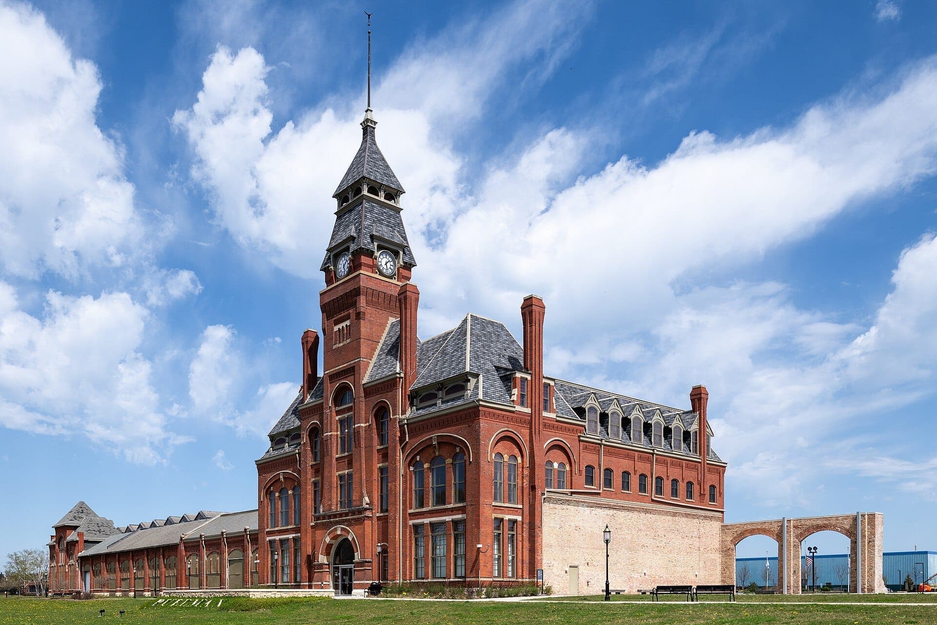 Histórico edificio de administración de ladrillo rojo en el Pullman National Historical Park bajo un cielo azul brillante con nubes dispersas en el South Side de Chicago.